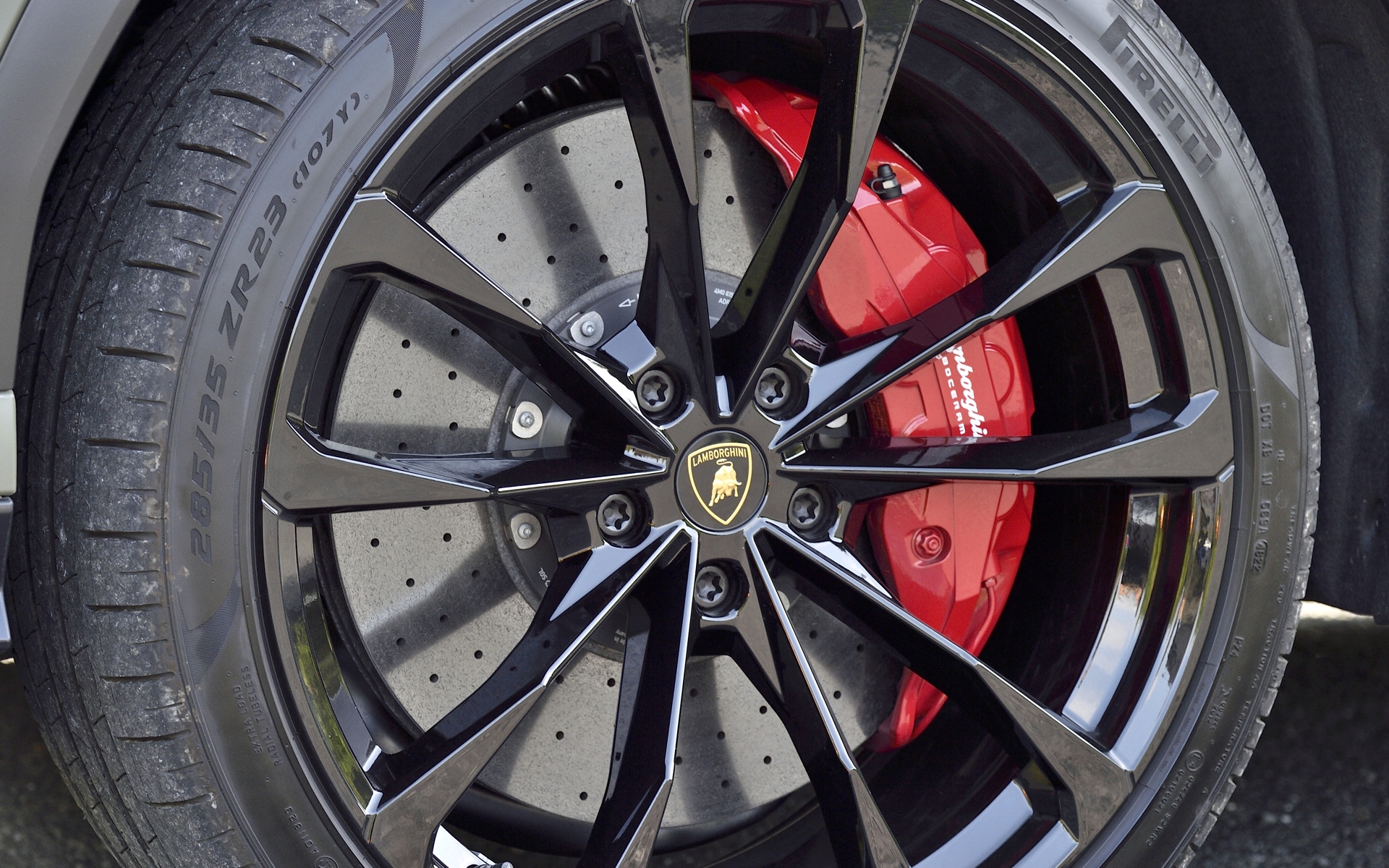 フロントは10ピストンブレーキキャリパーに440Φのカーボンセラミックブレーキディスクが組み合わされる