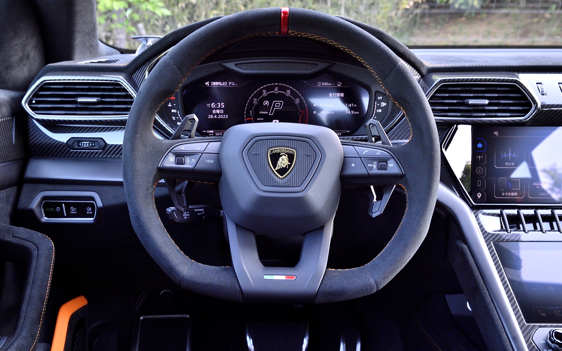 ステアリングはDシェイプ