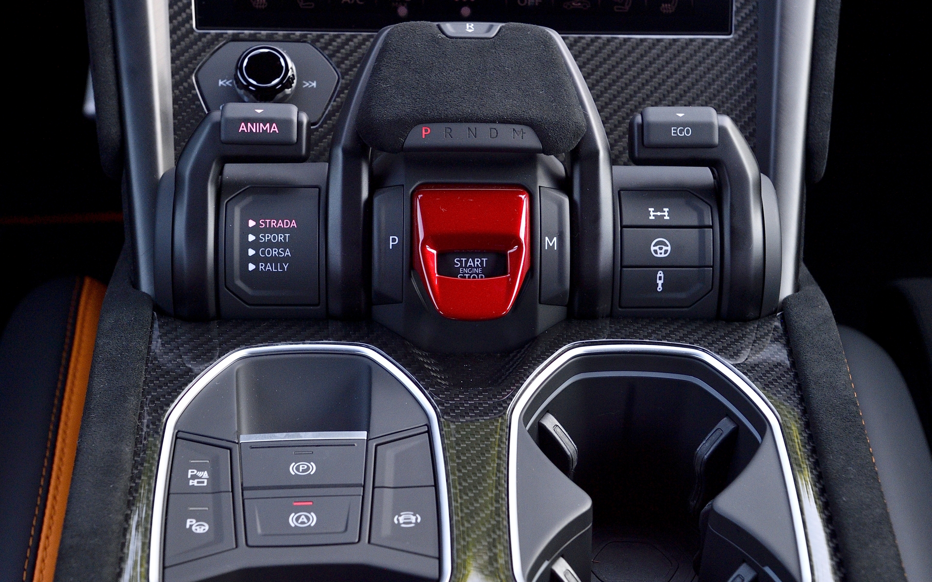センターコンソールは左右対称のデザインを採用。中央にイグニッションスイッチを備え、左側に走行モードを切り替える「ANIMA（アニマ）」セレクター。右側は自分好みに設定できる「EGO」モード用セレクターを配置している