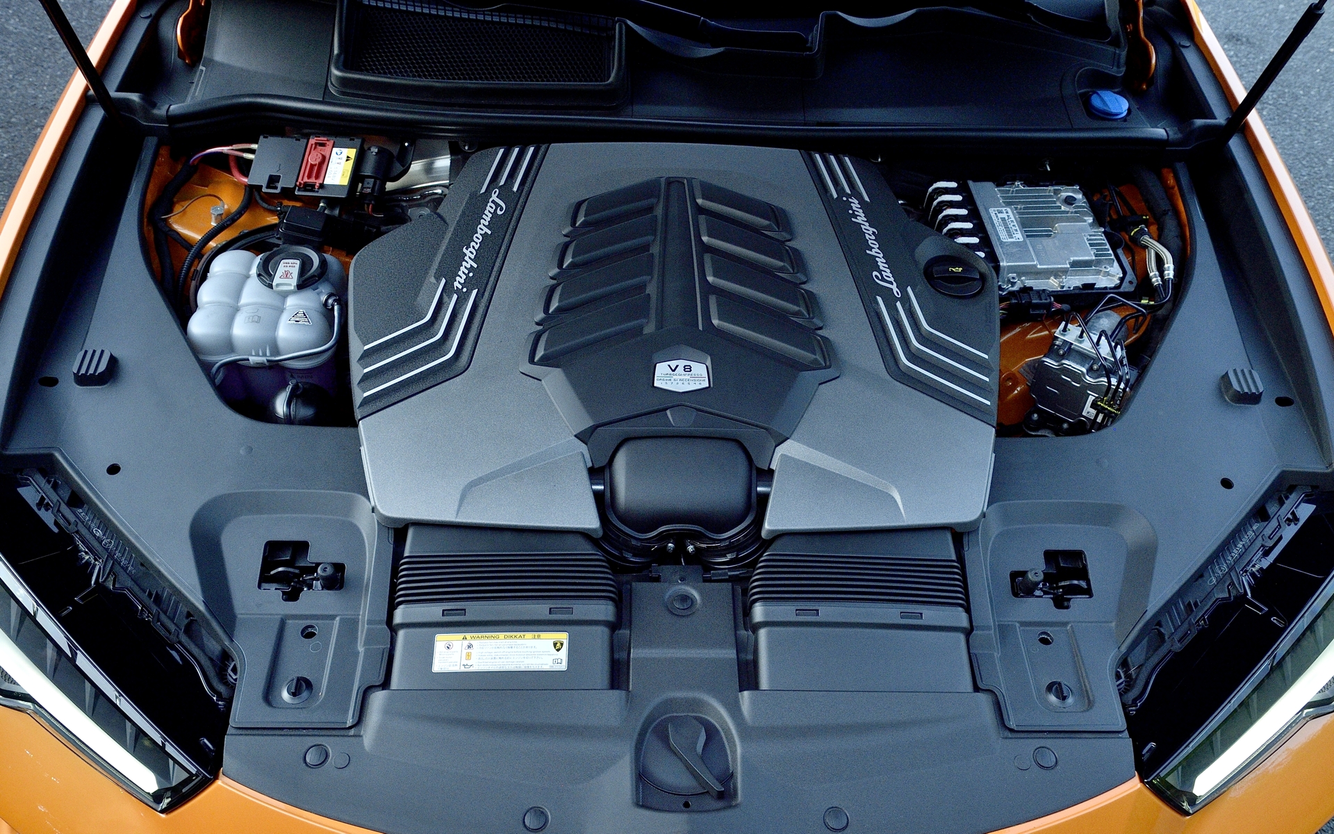 エンジンはウルスSにも搭載されているV型8気筒4.0リッターツインターボで、最高出力は490kW（666CV）/6000rpmは同じだが、最大トルクは850Nm/2250-4500rpmとウルスSよりも50rpm下から立ち上がる。組み合わされるトランスミッションは8速ATで、アクティブ・リア・トルク・ベクタリングを備えたフルタイム4WD