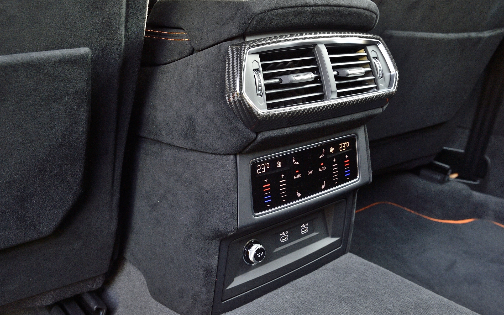 後席用のエアコン、シートヒーター操作パネル。USBポート2口と12V電源も完備