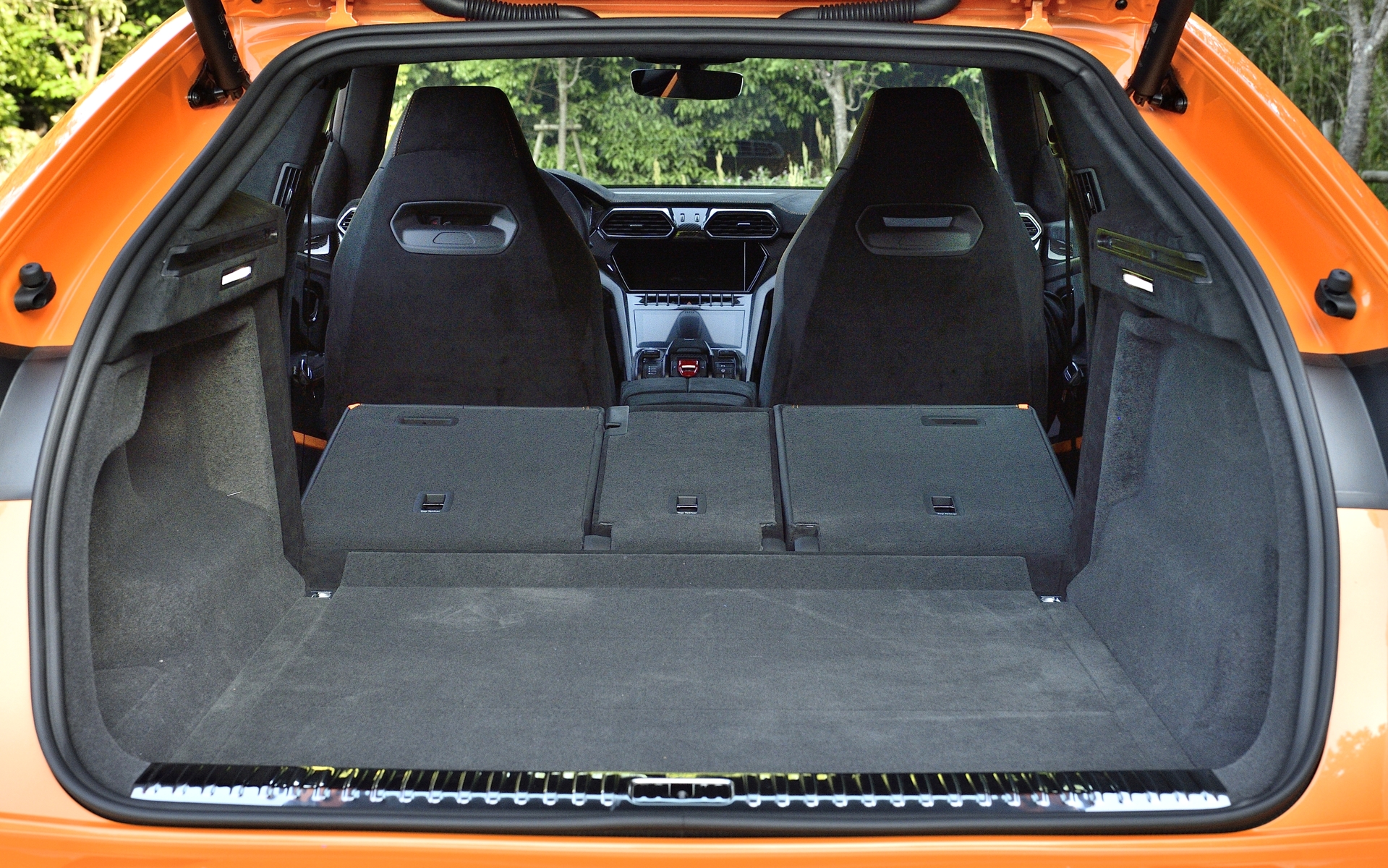 5人乗りは後席を折り畳めるのでラゲッジスペースを拡大できる