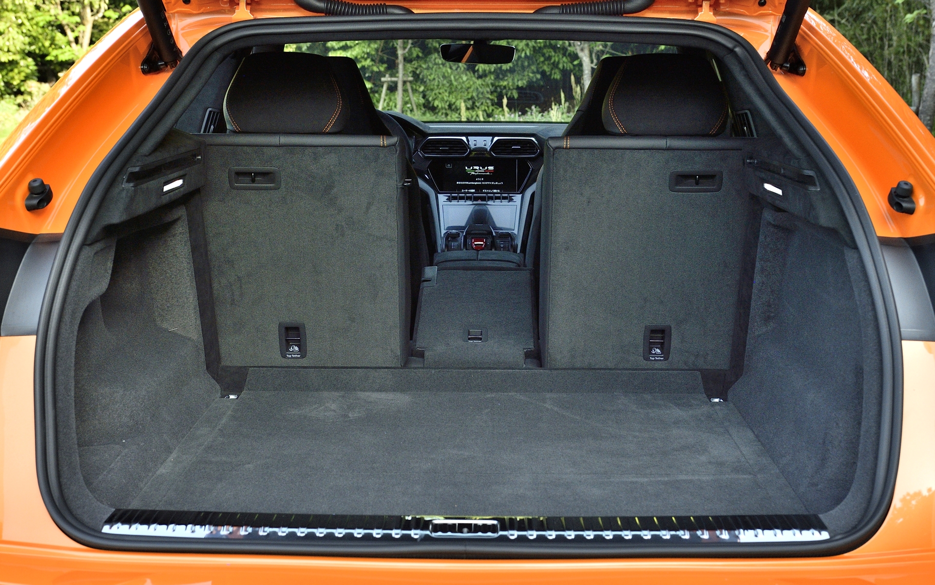 後席は4：2：4の可倒式。中央部を畳めば長い荷物も積みやすい