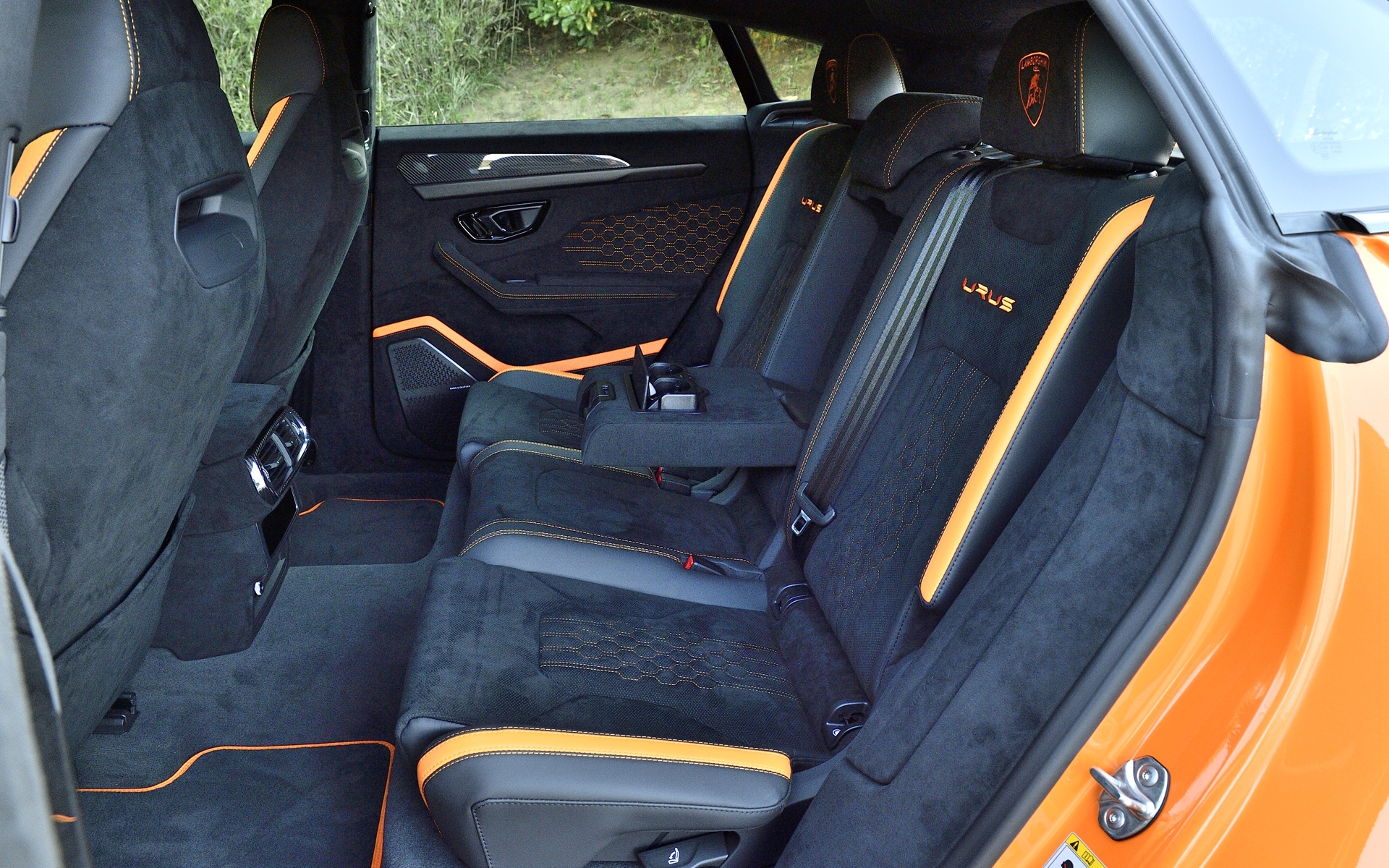 5人乗り用の後席はベンチシート。真ん中の背もたれには肘置きとドリンクホルダーを格納している