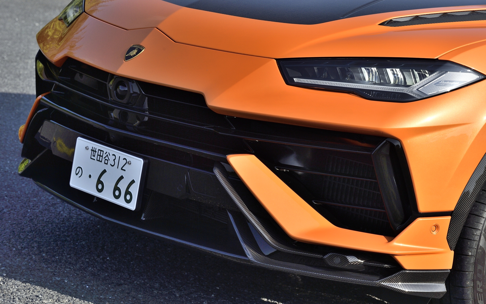 フロントバンパーはカーボン製のアンダーリップが標準装備となる。ウルスSも装着可能