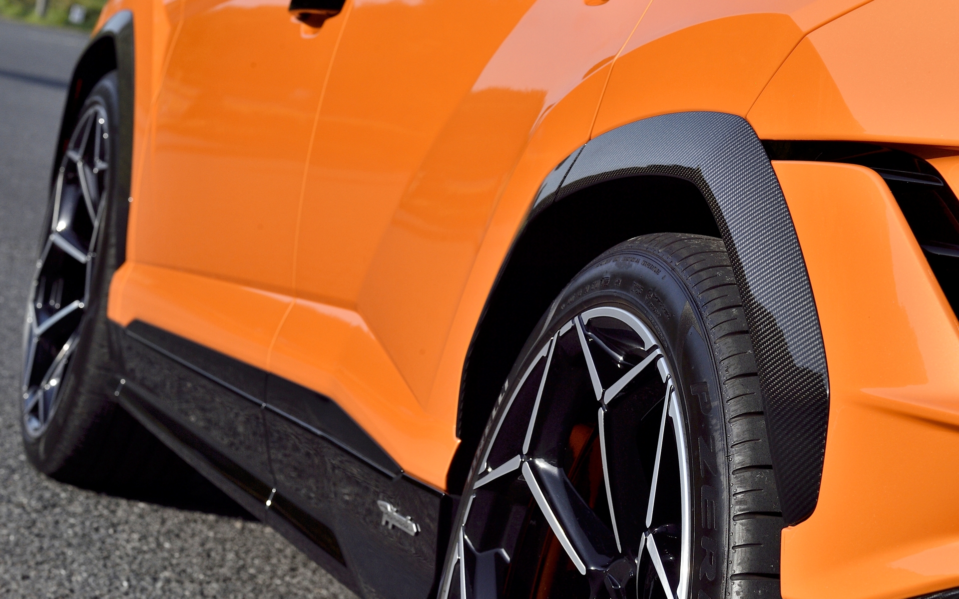 トレッドはウルスSよりも16mm広くなり、カーボンファイバー製ホイールアーチもよりワイド化されている