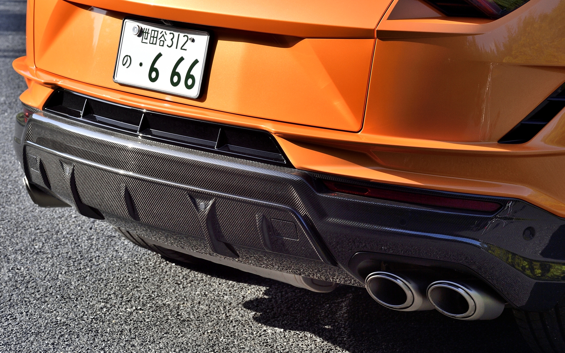 リアバンパーもカーボン製となり、より後方へ空気を導く形状になっている
