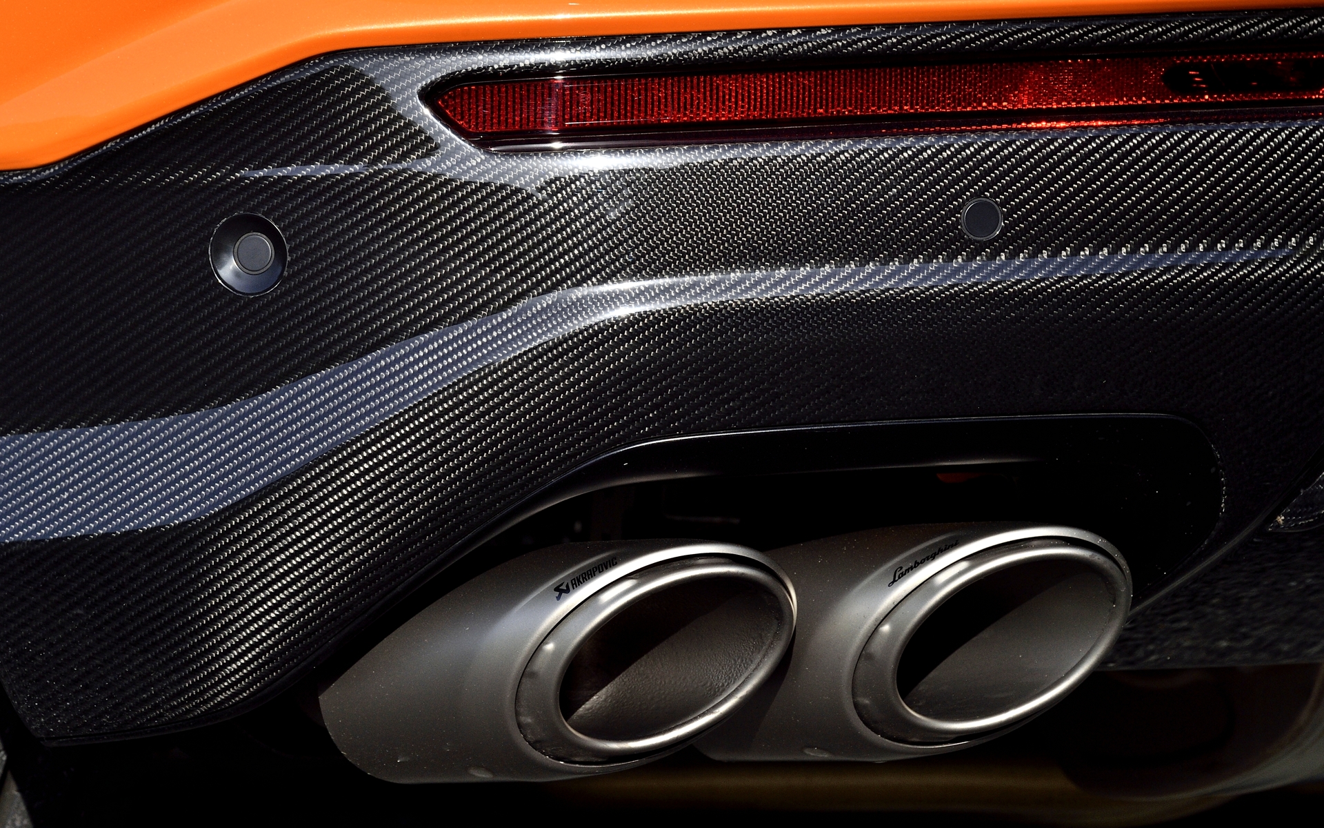 AKRAPOVIC（アクラポビッチ）の軽量なチタン製スポーツマフラーを標準装備