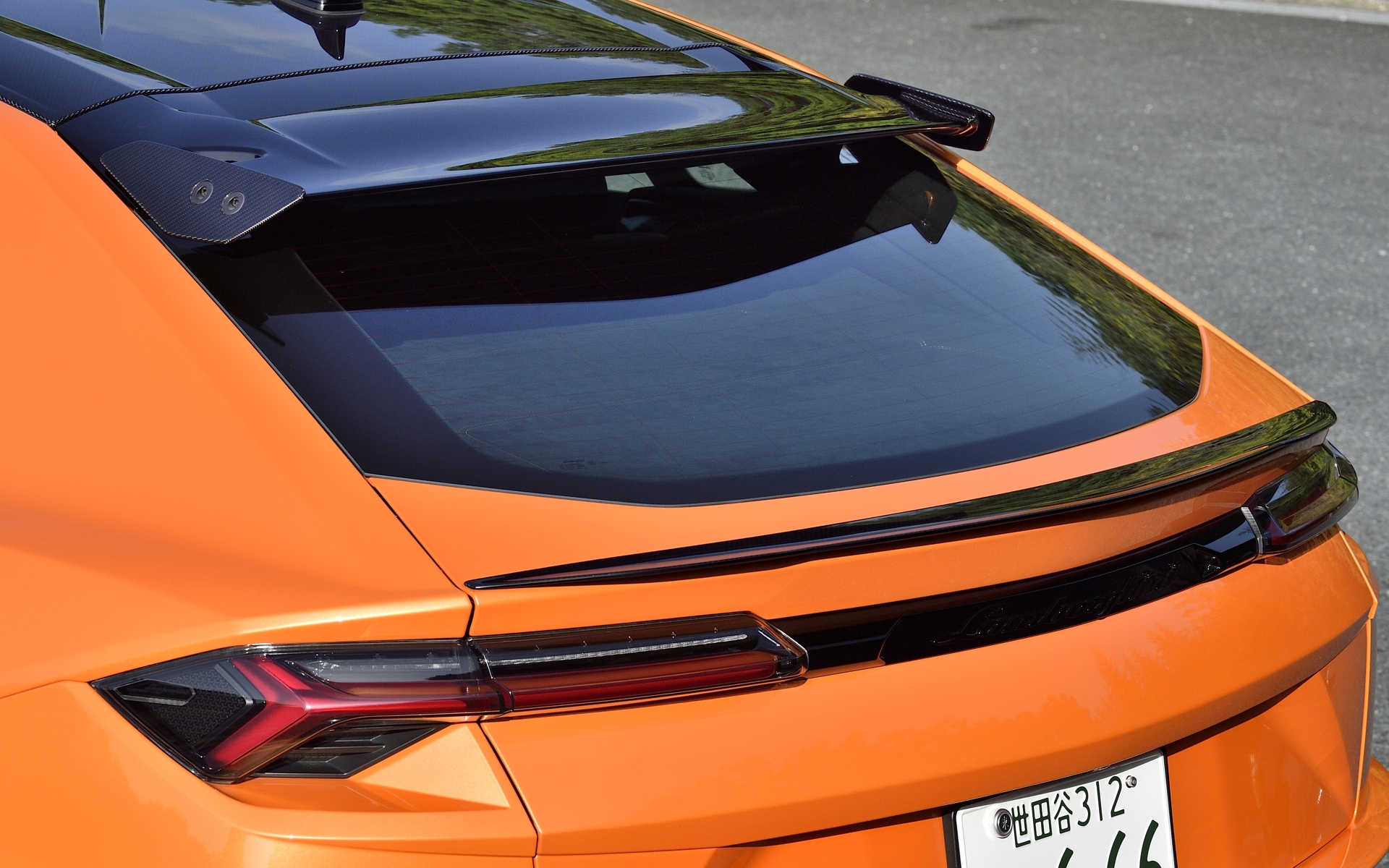 アヴェンタドール SVJにインスピレーションを得た新設計のリアスポイラーは、リアダウンフォースを38％増加させるという