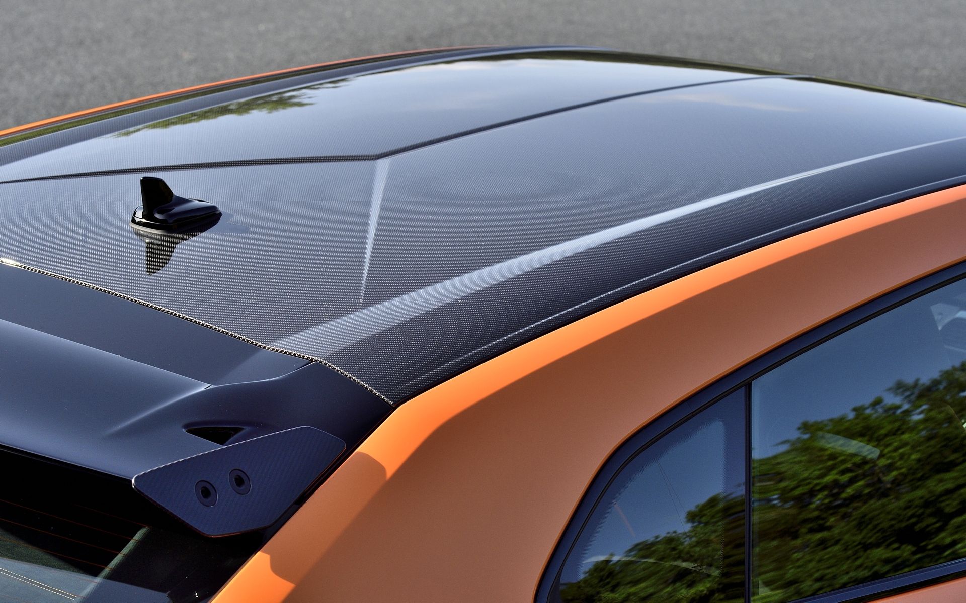 カーボン製ルーフはオプション設定