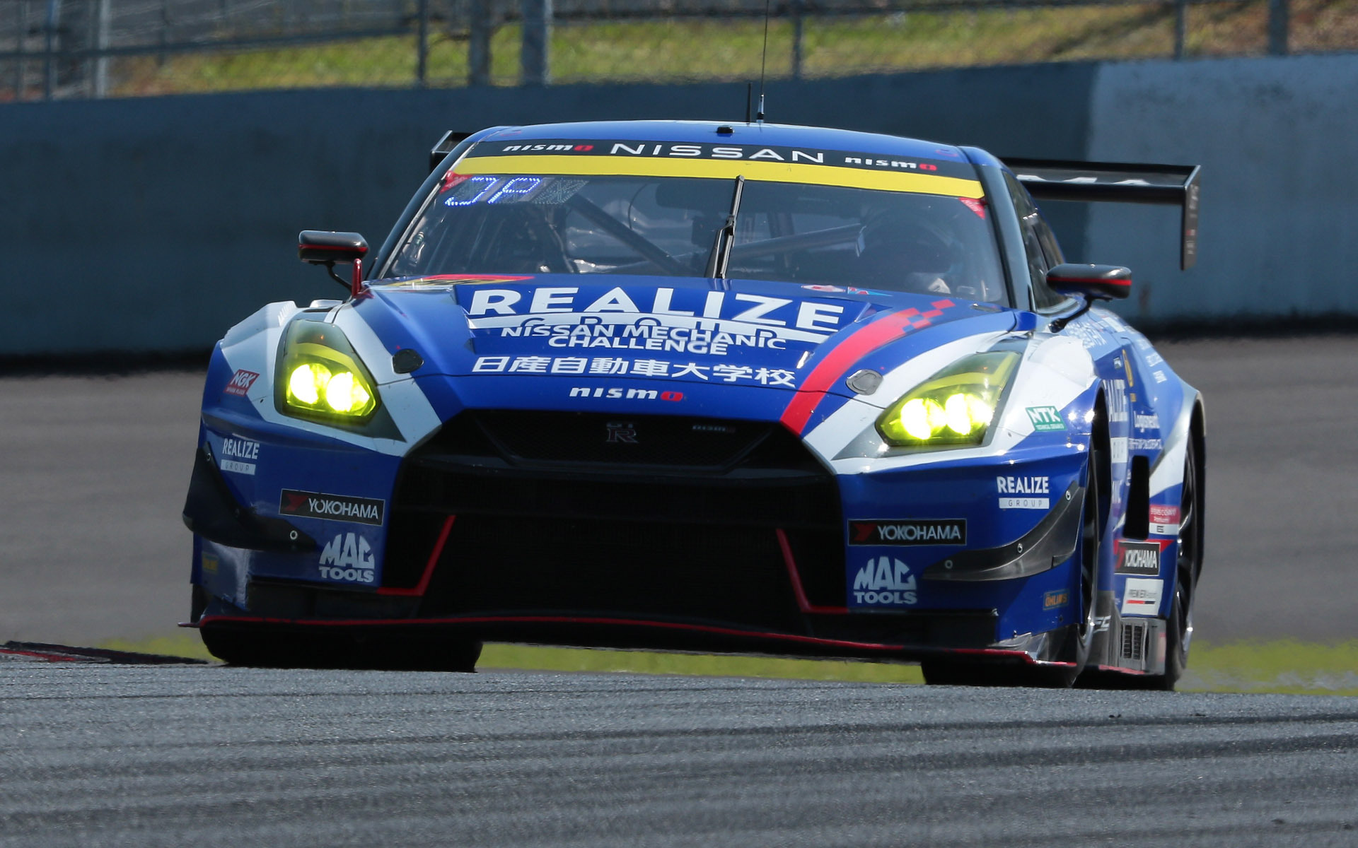 GT300クラス優勝の56号車 リアライズ日産メカニックチャレンジGT-R（ジョアオ・パオロ・デ・オリベイラ/名取鉄平組、YH）
