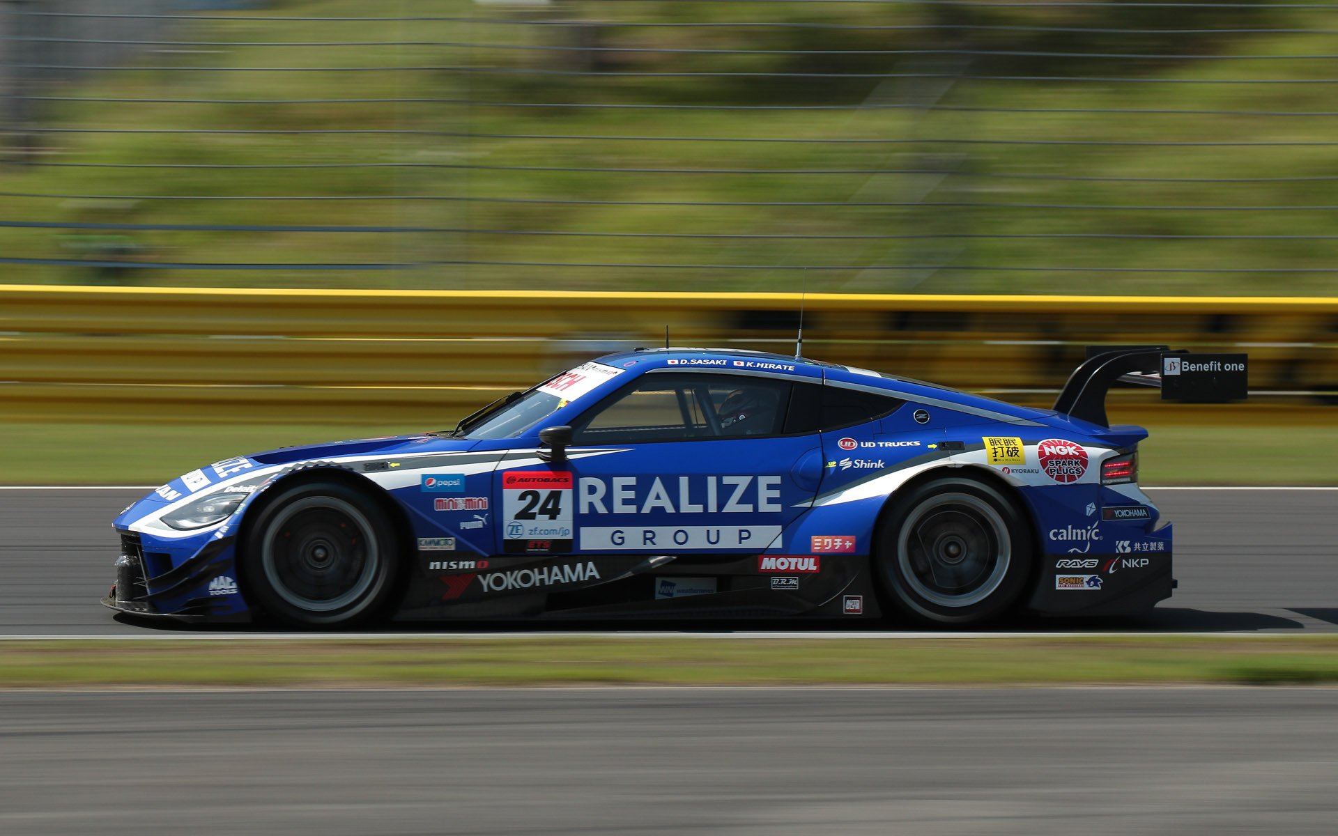 残り5周の時点で接触により左フロントを破損してしまいピットガレージに消えた24号車 リアライズコーポレーション ADVAN Z（佐々木大樹/平手晃平組、YH）