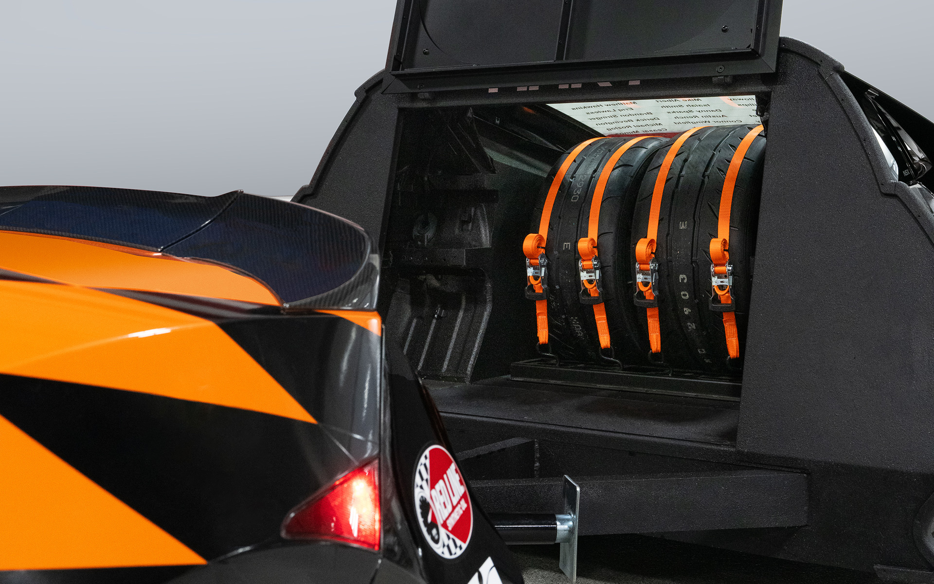 スペアタイヤ、ツール、フルードを運ぶためのリアトレーラー