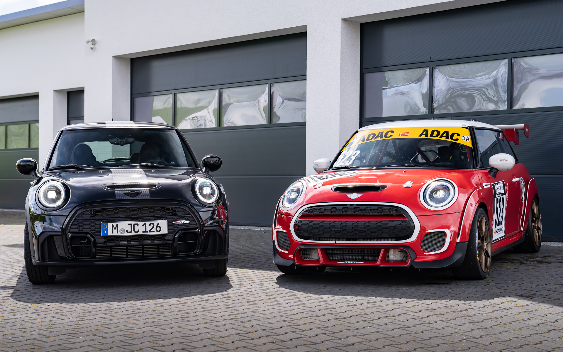 ニュル24時間耐久レースに参戦する2台のジョン・クーパー・ワークス