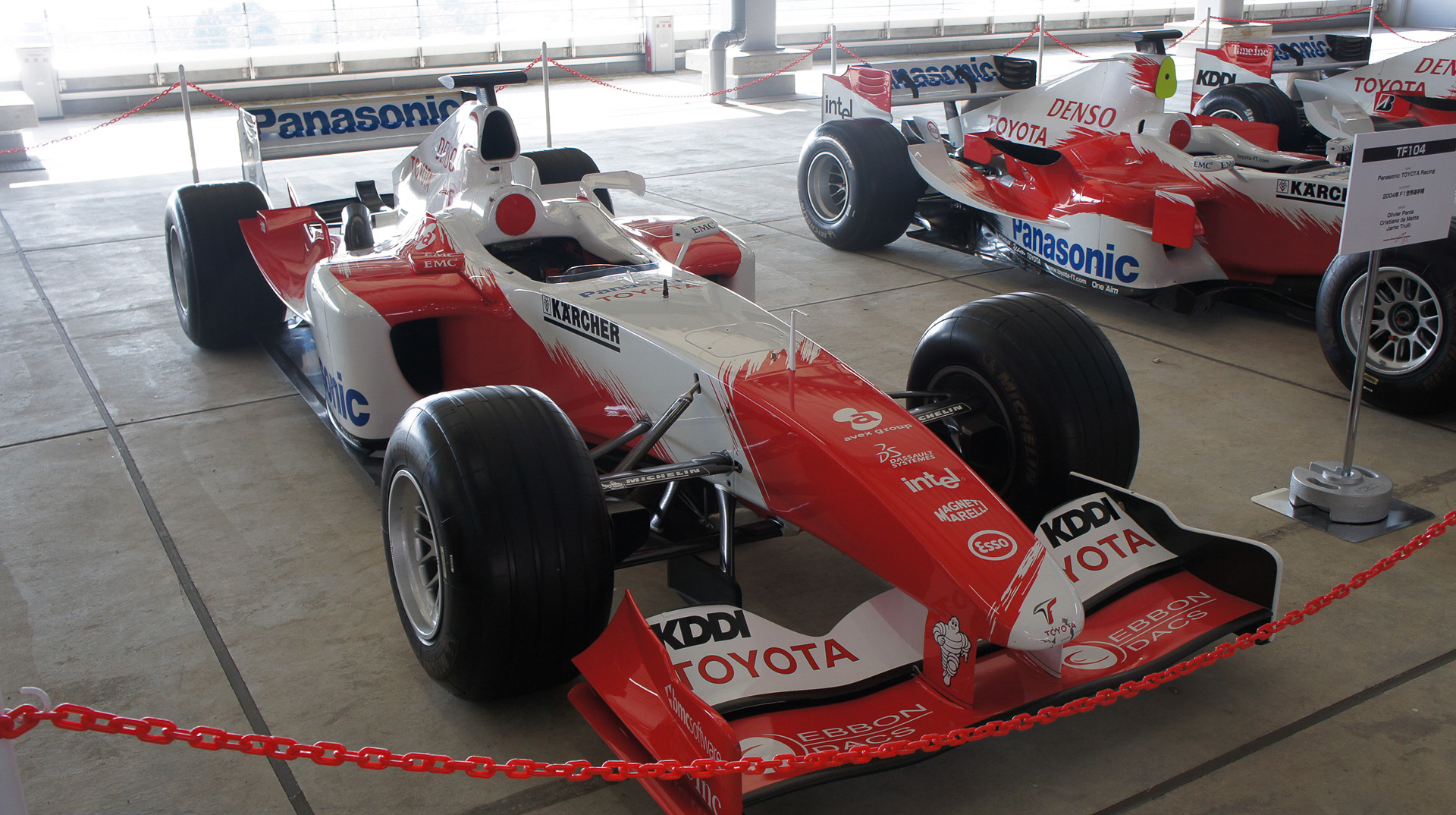 2004年型トヨタF1「TF104」のフロントウイングにはKDDIのロゴが入る