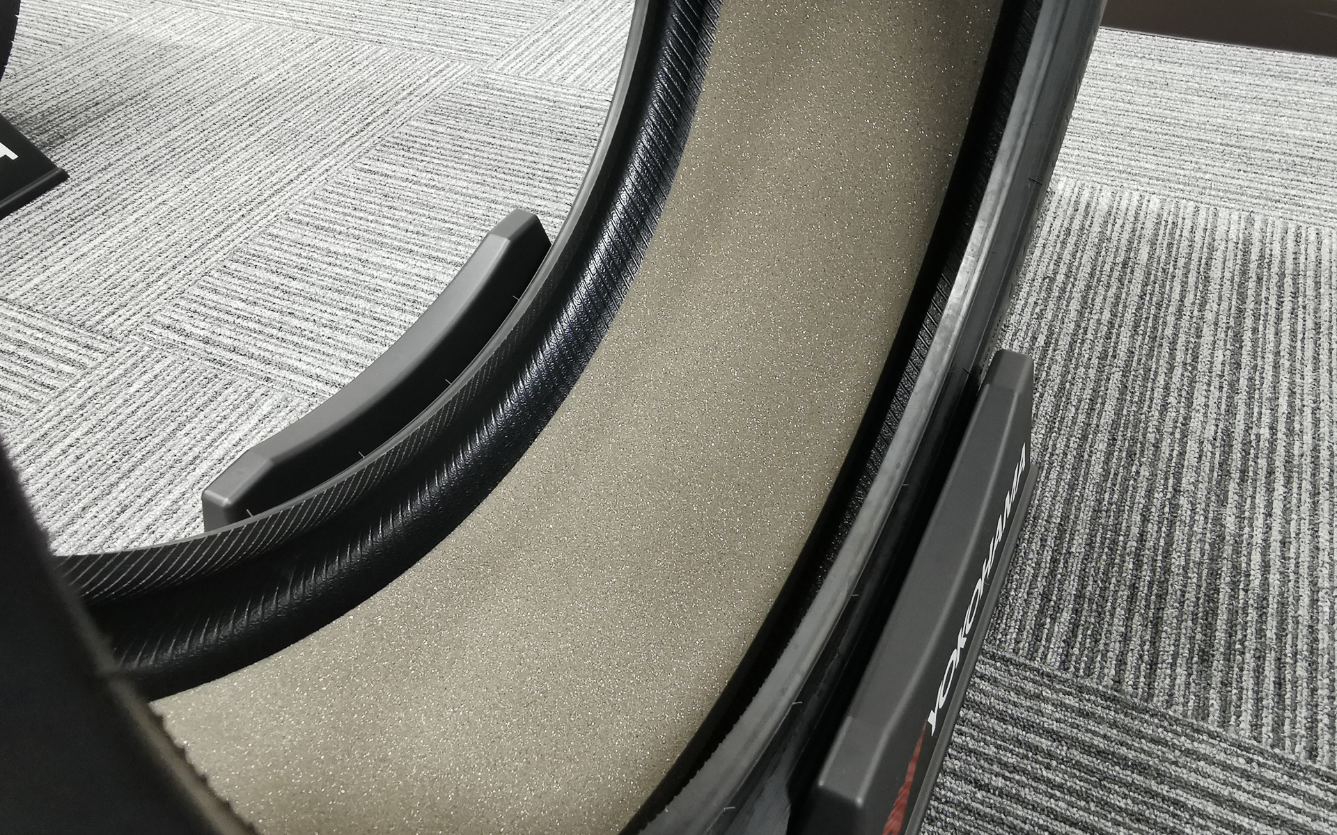 内側にサイレントフォーム（スポンジ）を搭載した製品