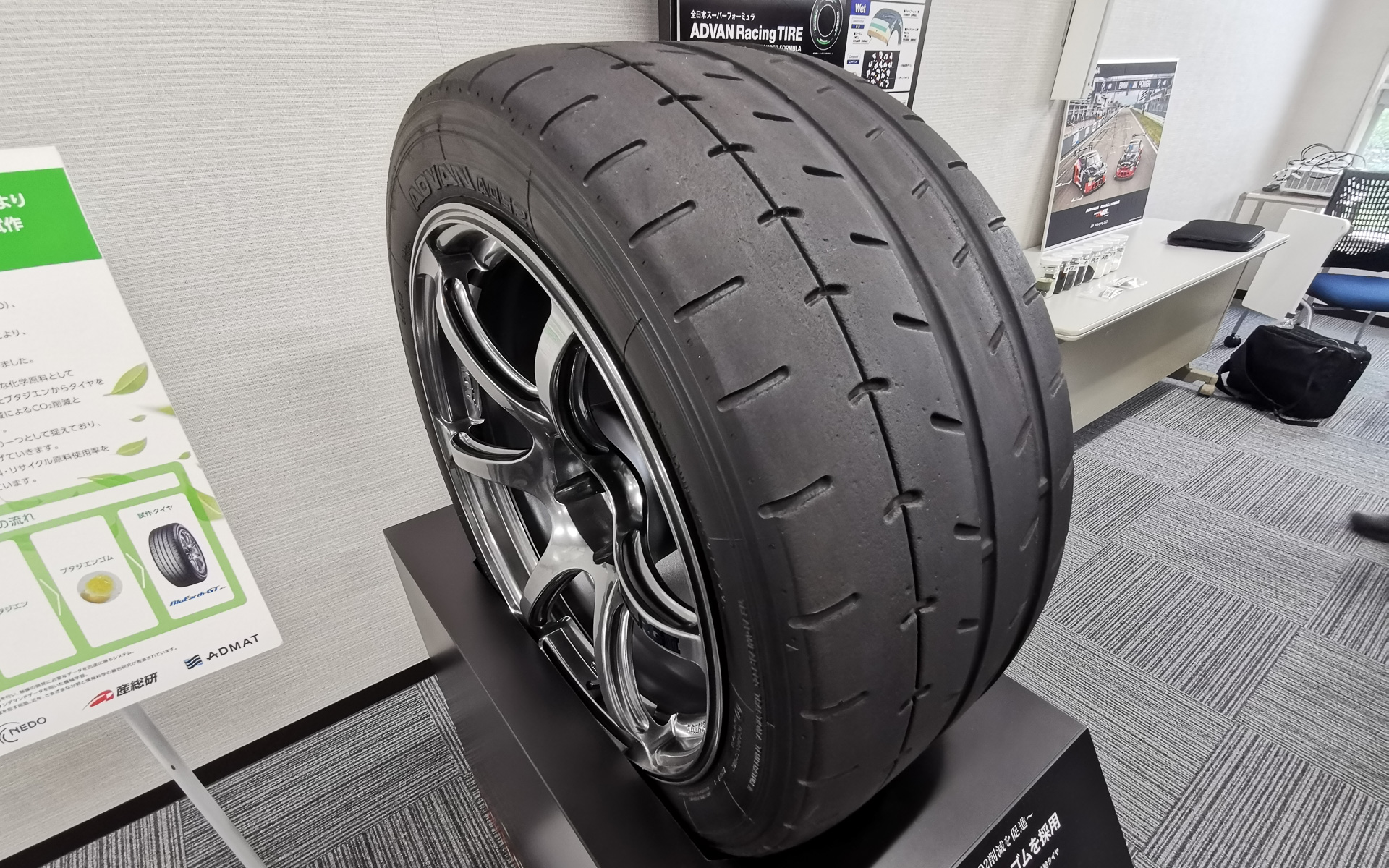 2022年のパイクスピーク参戦車両に供給された「ADVAN A052」