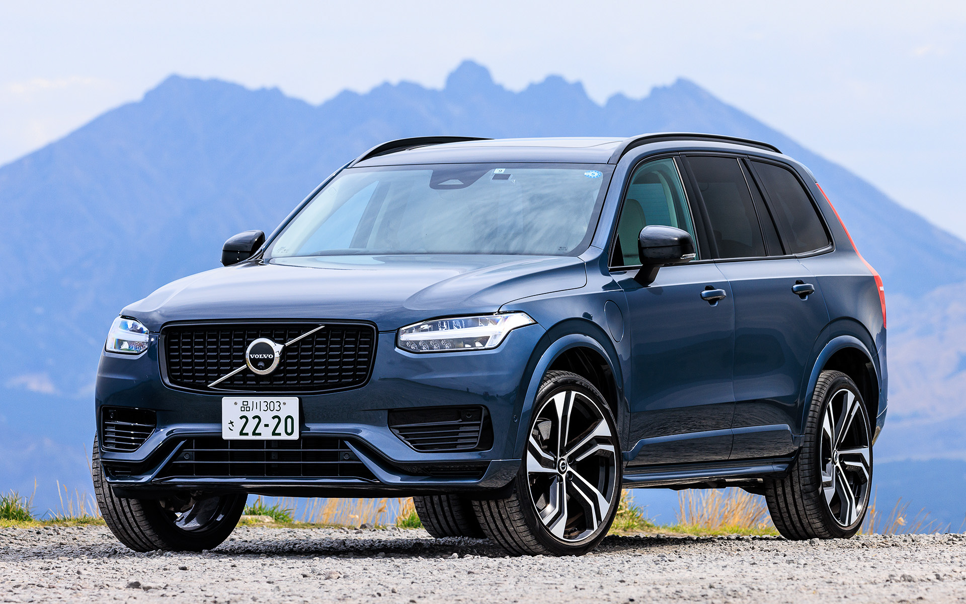 撮影車は「XC90 Recharge Ultimate T8 AWD plug-in hybrid」(1244万円)。ボルボは2022年1月にプラグインハイブリッド初の大幅刷新を行ない、エンジン、モーター、バッテリのすべてを一新。駆動用のリチウムイオンバッテリは充電容量を従来から約60%増となる18.8kWhとすることで、EVモードにおける航続距離の大幅な伸長が図られた。ピュアモードでのEV航続距離は最長で約70km~90km(欧州参考値)となり、現行モデルのほぼ2倍を実現。日常走行での近距離ドライブではEVとして利用可能な範囲が大幅に拡大し、長距離ドライブでのエンジンを併用したハイブリッドモデルとして利便性とともに魅力を高めた。ボディサイズは4950×1960×1775mm(全長×全幅×全高)、ホイールベースは2985mm