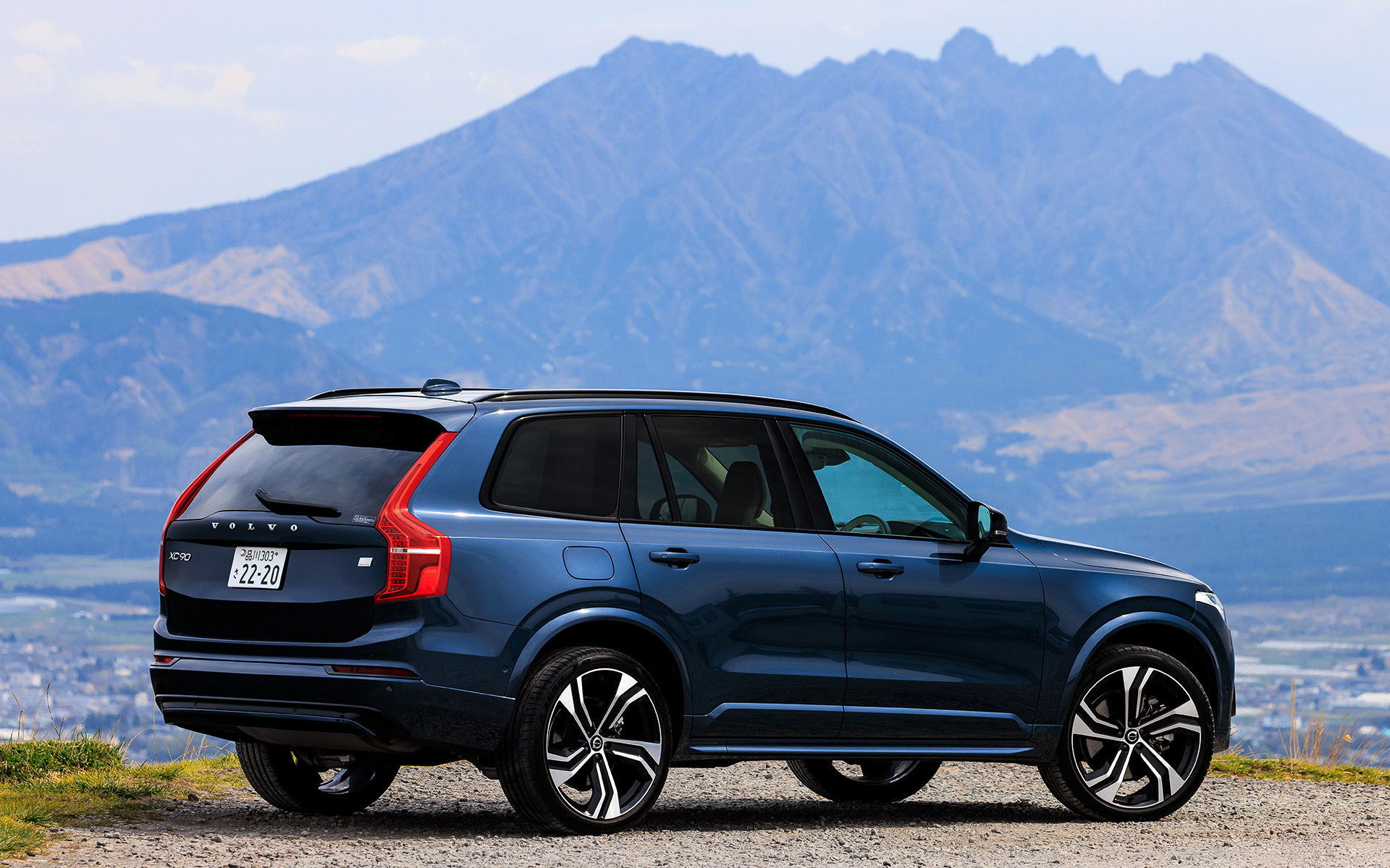 撮影車は「XC90 Recharge Ultimate T8 AWD plug-in hybrid」(1244万円)。ボルボは2022年1月にプラグインハイブリッド初の大幅刷新を行ない、エンジン、モーター、バッテリのすべてを一新。駆動用のリチウムイオンバッテリは充電容量を従来から約60%増となる18.8kWhとすることで、EVモードにおける航続距離の大幅な伸長が図られた。ピュアモードでのEV航続距離は最長で約70km~90km(欧州参考値)となり、現行モデルのほぼ2倍を実現。日常走行での近距離ドライブではEVとして利用可能な範囲が大幅に拡大し、長距離ドライブでのエンジンを併用したハイブリッドモデルとして利便性とともに魅力を高めた。ボディサイズは4950×1960×1775mm(全長×全幅×全高)、ホイールベースは2985mm