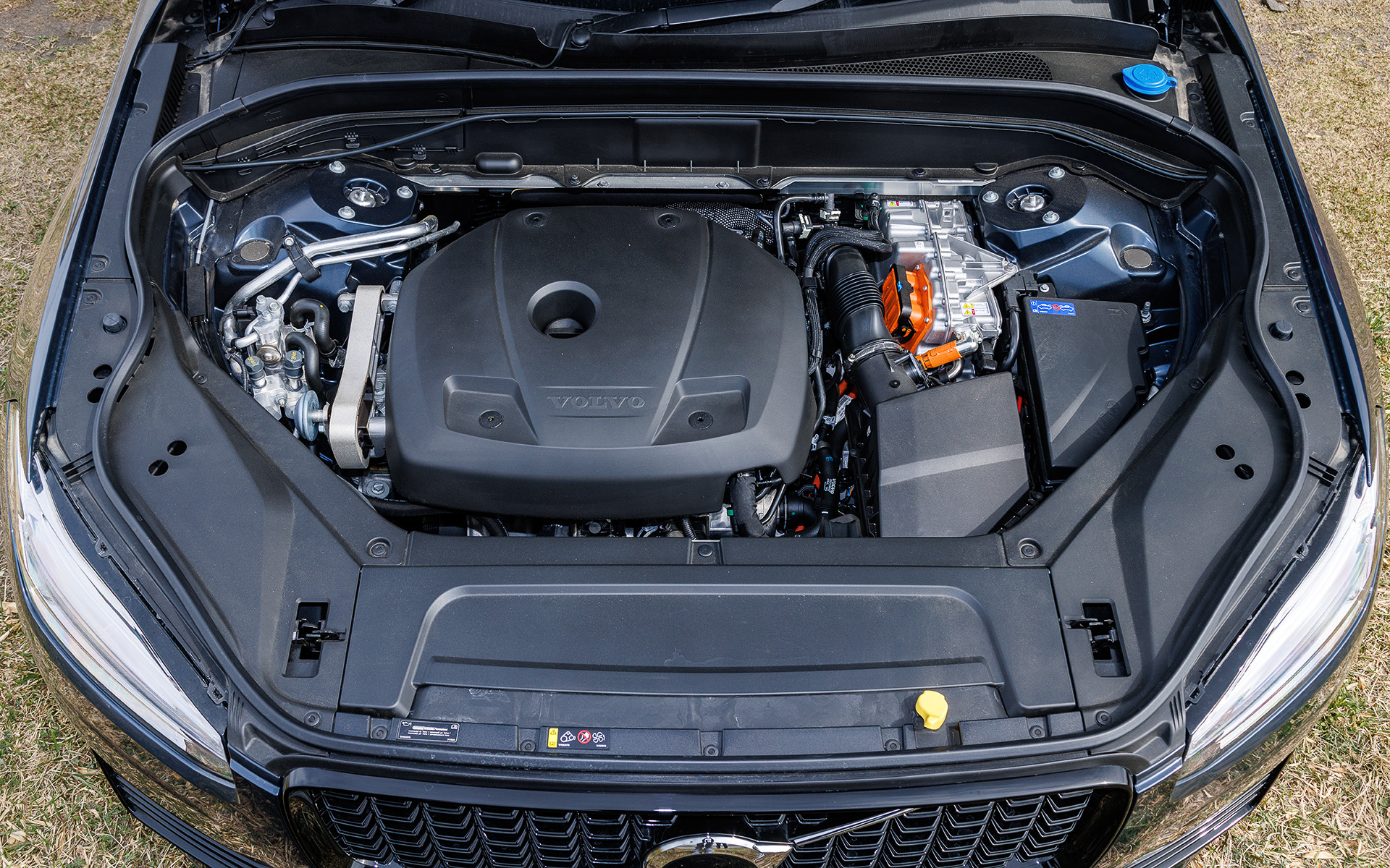 T8仕様の直列4気筒DOHC 2.0リッターターボエンジンは最高出力233kW（317PS）/6000rpm、最大トルク400Nm（40.8kgfm）/3000-5400rpmを発生。モーター出力はフロントが52kW/165Nm、リアが107kW/309Nm。WLTCモード燃費は13.3km/L。大幅刷新を機に4気筒2.0リッターターボエンジンはさらなる高効率とドライバビリティの改善を目的に、従来搭載されていたスーパーチャージャーを廃止。組み合わされるCISG（Crank Integrated Starter Generator）の出力を向上し、全域での性能を向上。リアに搭載された駆動用モーターの出力を従来比約65％アップとなる107kWとすることで、EV走行時の俊敏でパワフルな電動走行と、優れた回生ブレーキ性能を実現している