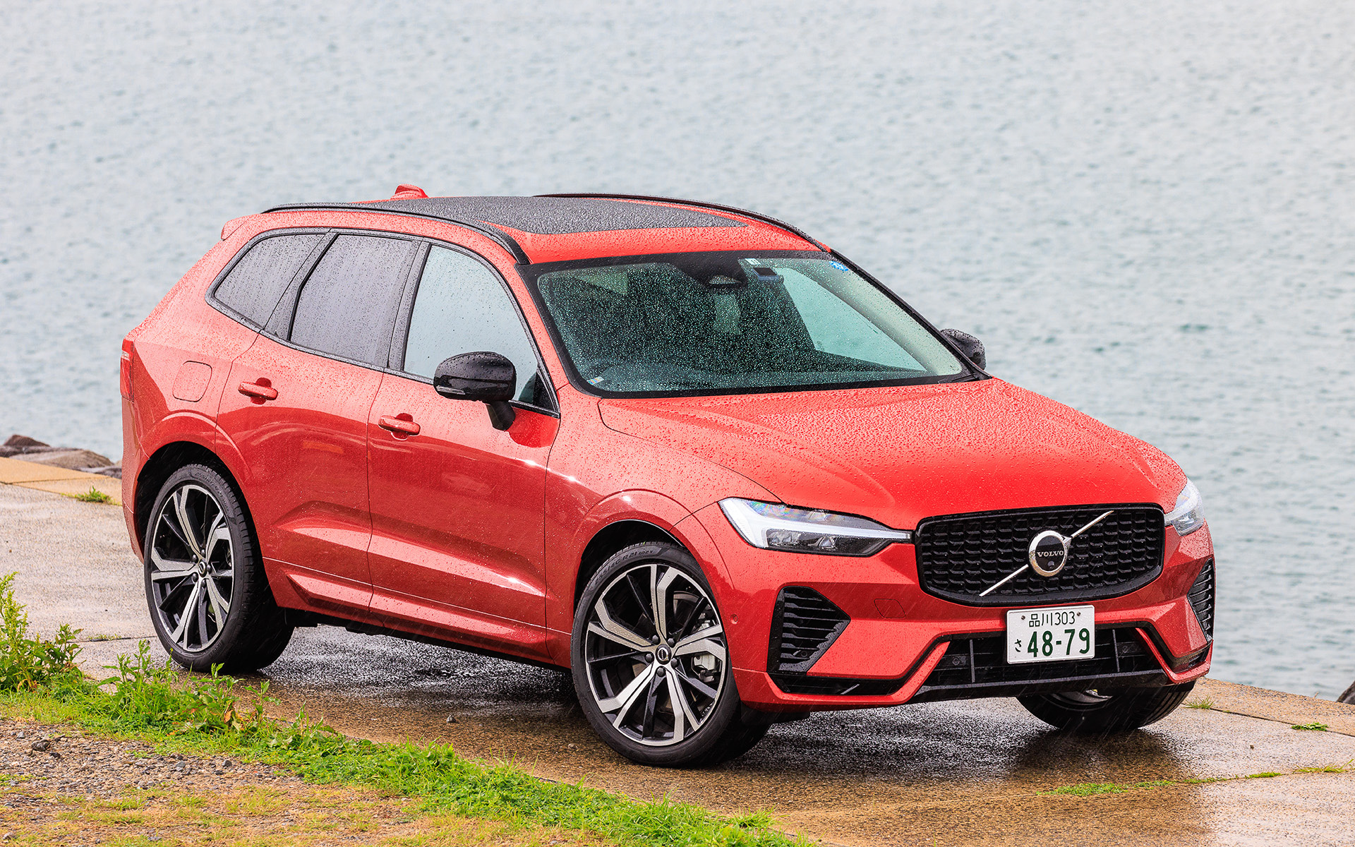こちらはXC60シリーズの最上級モデル「Recharge Ultimate T6 AWD plug-in hybrid」（999万円）。ボディサイズは4710×1915×1660mm（全長×全幅×全高）、ホイールベースは2865mm
