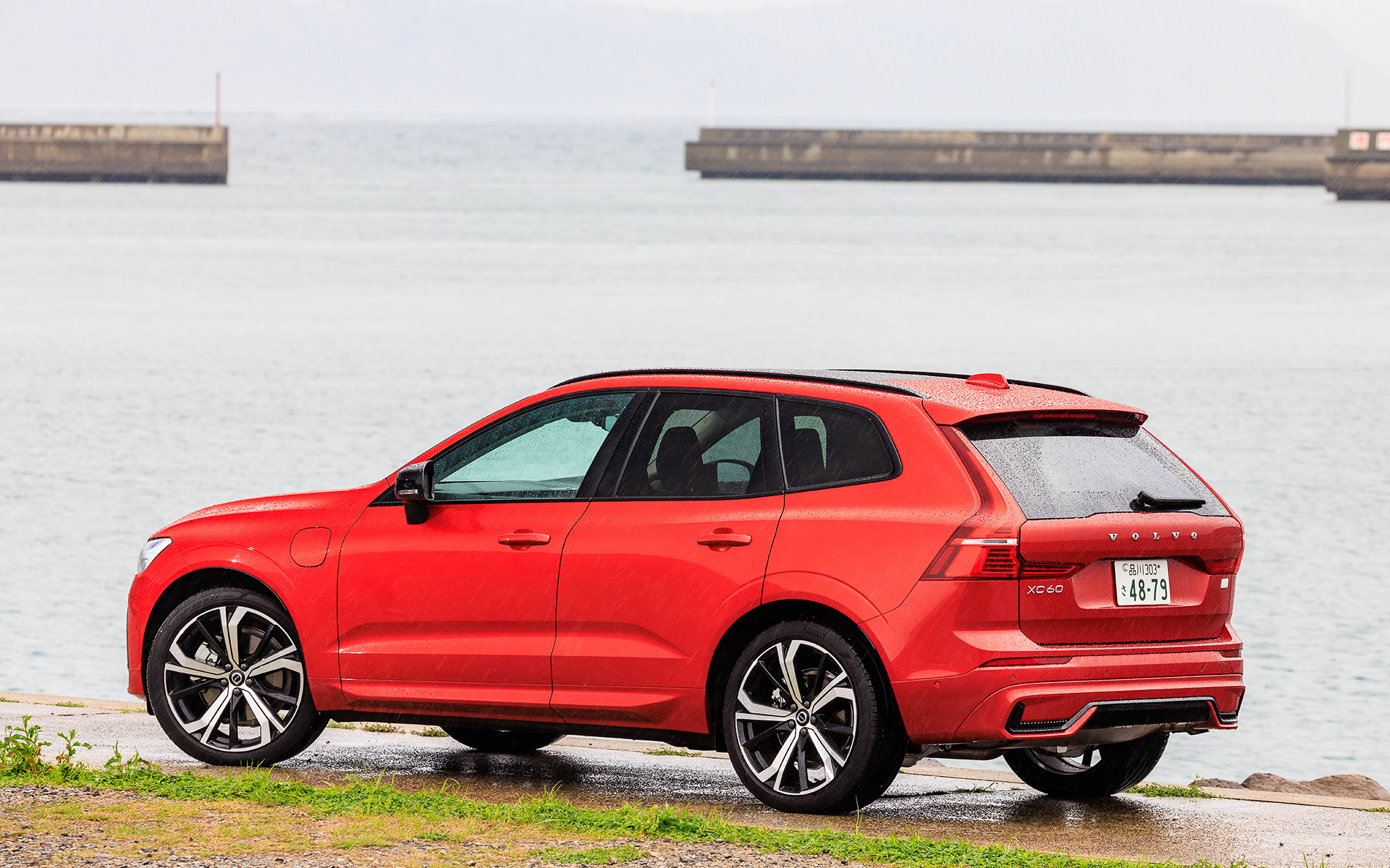 こちらはXC60シリーズの最上級モデル「Recharge Ultimate T6 AWD plug-in hybrid」（999万円）。ボディサイズは4710×1915×1660mm（全長×全幅×全高）、ホイールベースは2865mm