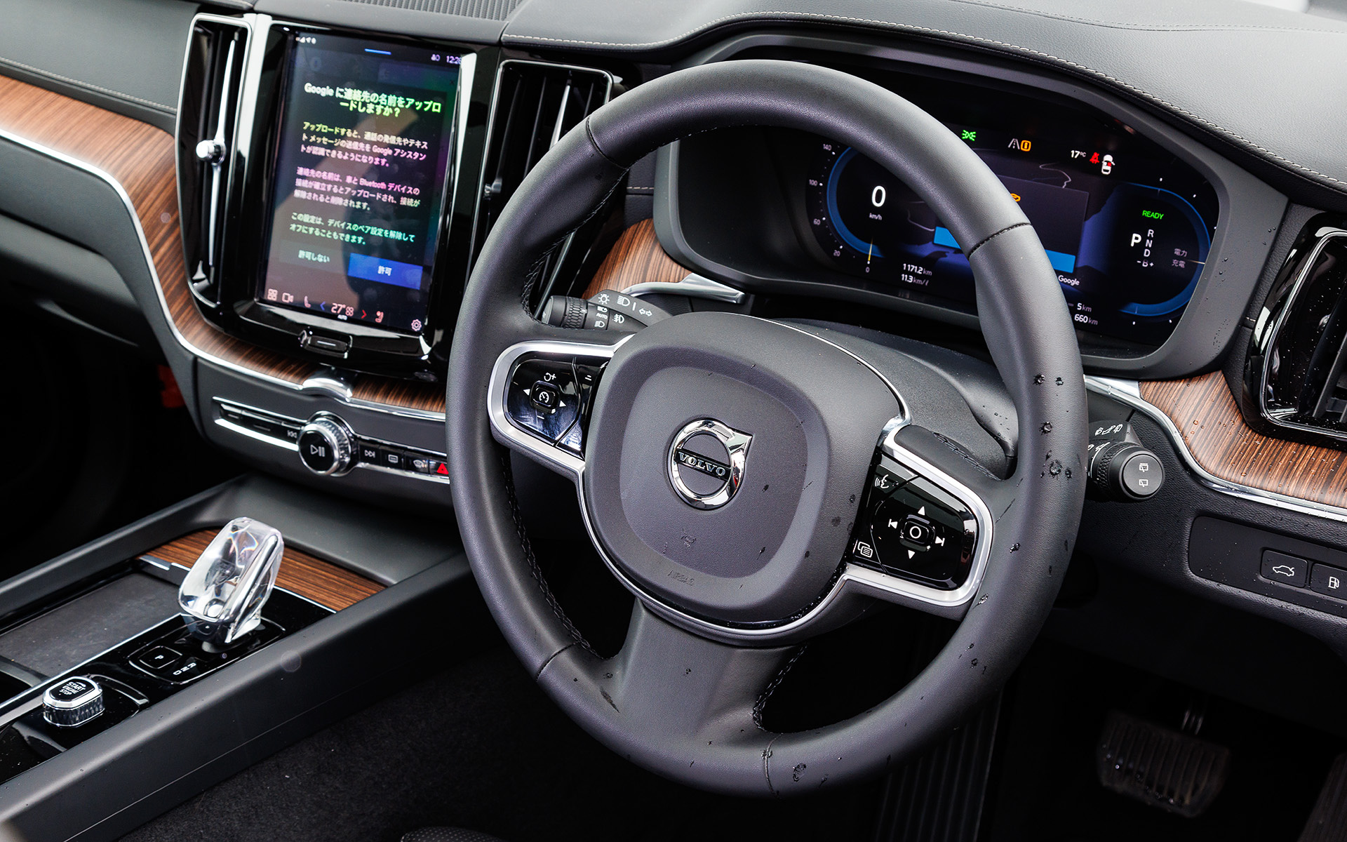インテリアではGoogle搭載の新インフォテイメントシステムが全車に標準装備されるほか、ドライバーディスプレイ（メーターパネル）と連携するGoogle マップによるナビゲーションや、Google アシスタントによる音声操作、さらに各種アプリケーションが利用できる「Google アプリ/サービス」と、緊急通報サービスならびに故障通報サービスなどと連携する「Volvo Cars app（テレマティクス・サービス/ボルボ・カーズ・アプリ）」が利用できる