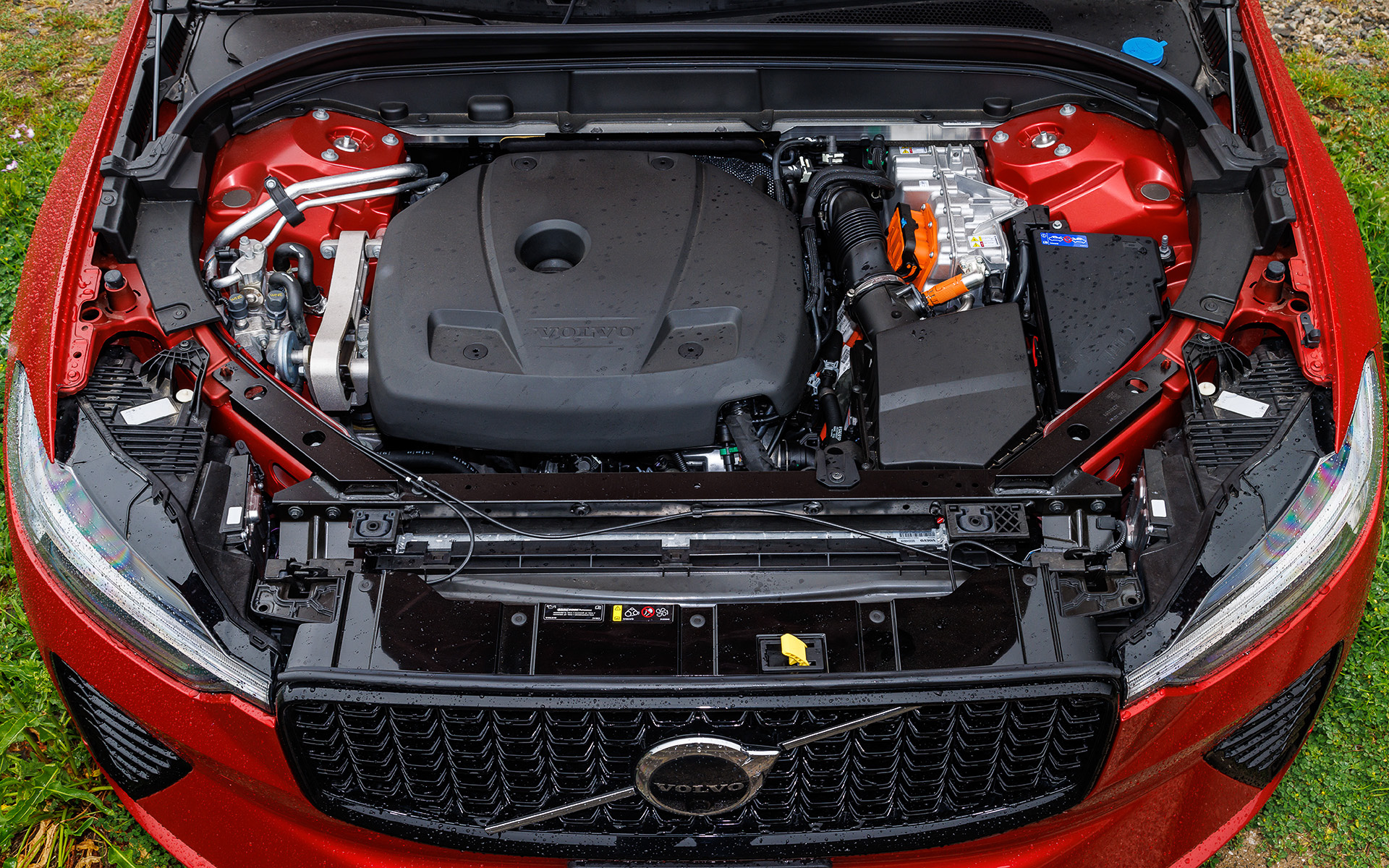 T6仕様の直列4気筒DOHC 2.0リッターターボエンジンは最高出力186kW（253PS）/5500rpm、最大トルク350Nm（35.7kgfm）/2500-5000rpmを発生。モーター出力はフロントが52kW/165Nm、リアが107kW/309Nm。WLTCモード燃費は14.3km/L