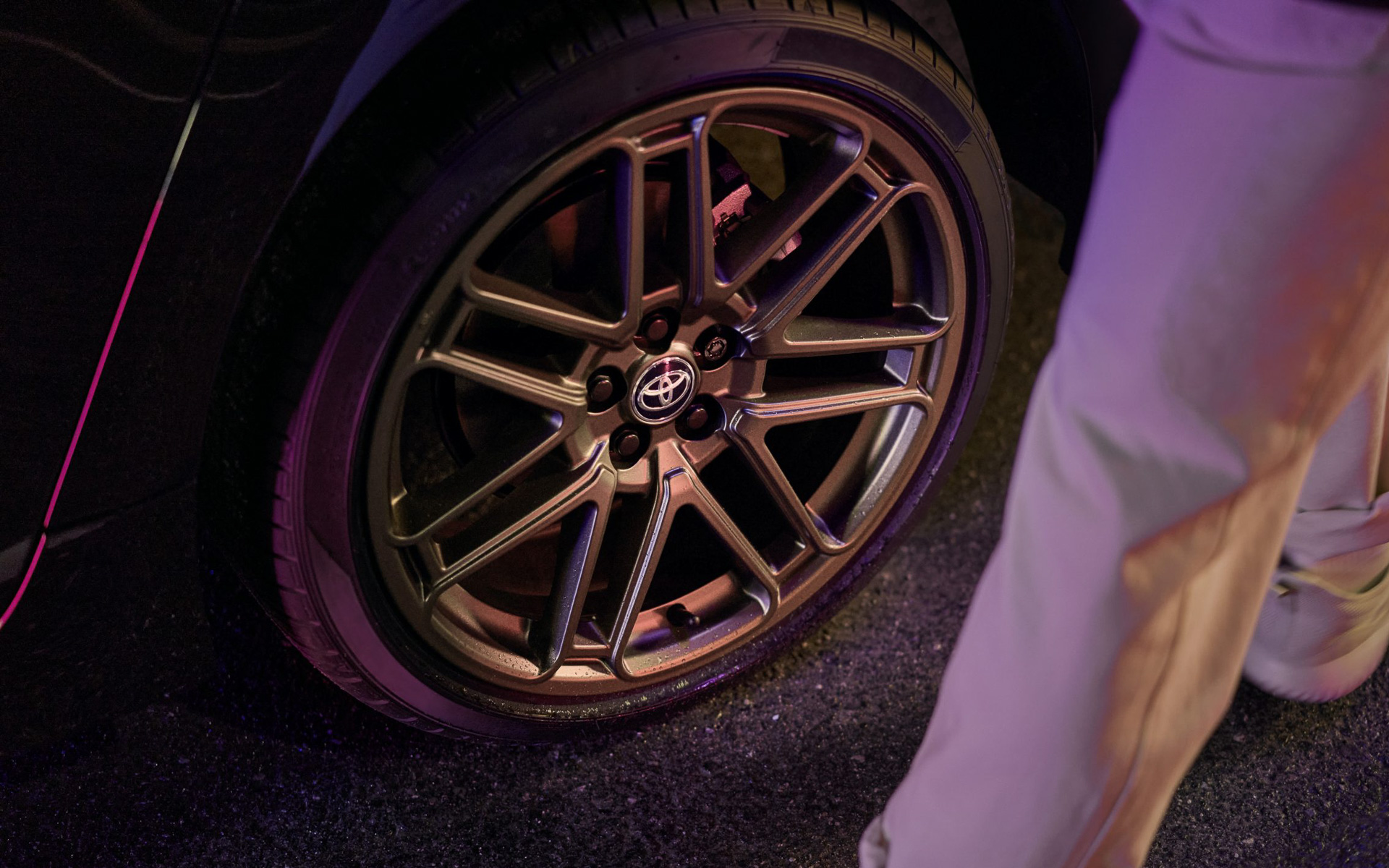 ブロンズ仕上げの18インチホイールを標準装備