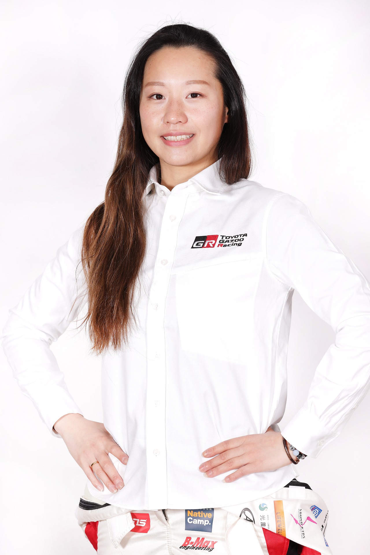 小山美姫選手：神奈川県出身のプロドライバー。5歳でカートを始め、13歳で海外のレースに参加。2015年以降FIA-F4選手権、FIA F3アジア選手権、女性による国際シリーズ「フォーミュラ選手権Wシリーズ」など数々のレースに参戦。2022年TGRドライバー・チャレンジ・プログラムの一員として、フォーミュラ・リージョナル・ジャパニーズ・チャンピオンシップに参戦し、チャンピオンを獲得