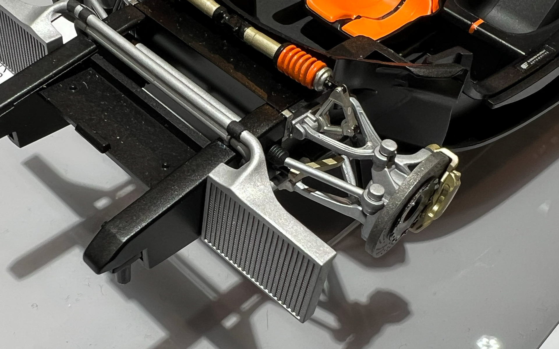 1/24とは思えないほどのフロントサスペンション