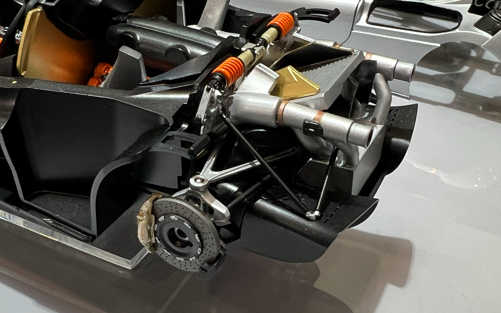 リアも同様。ローターとキャリパーが別体パーツであることが分かる