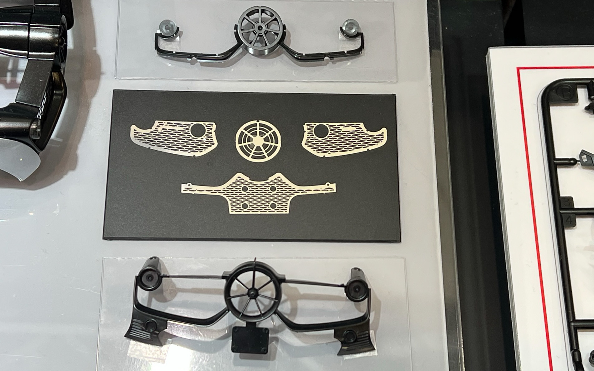 鬼のように薄いダクテッドファン部の樹脂部品。そこにエッチングパーツを組み合わせる