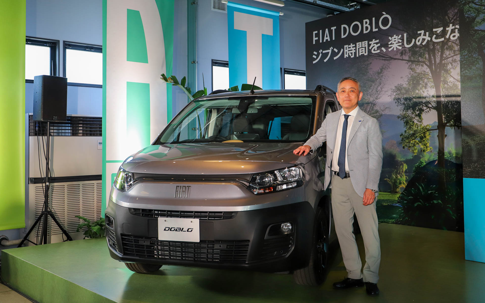 フィアットの新型ミニバン「ドブロ」と、Stellantisジャパン株式会社 代表取締役社長 打越晋氏