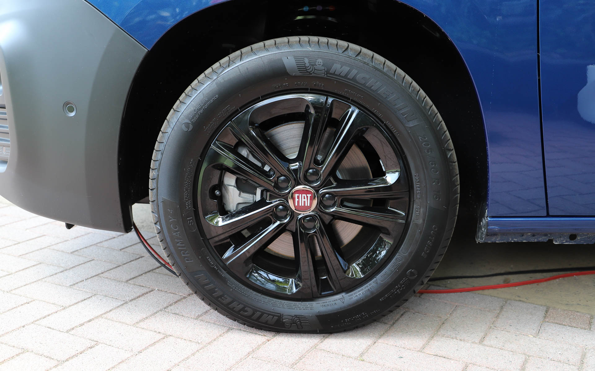 ブラック塗装の16インチアルミホイールにはミシュランのプレミアムコンフォートタイヤ「PRIMACY 4」（205/60R16）を装着