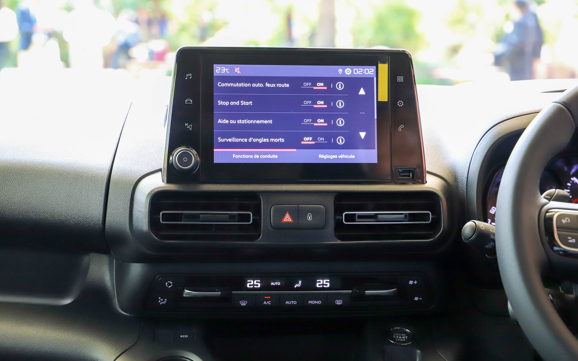 Apple CarPlay、Android Autoに対応する8インチタッチスクリーンを標準装備