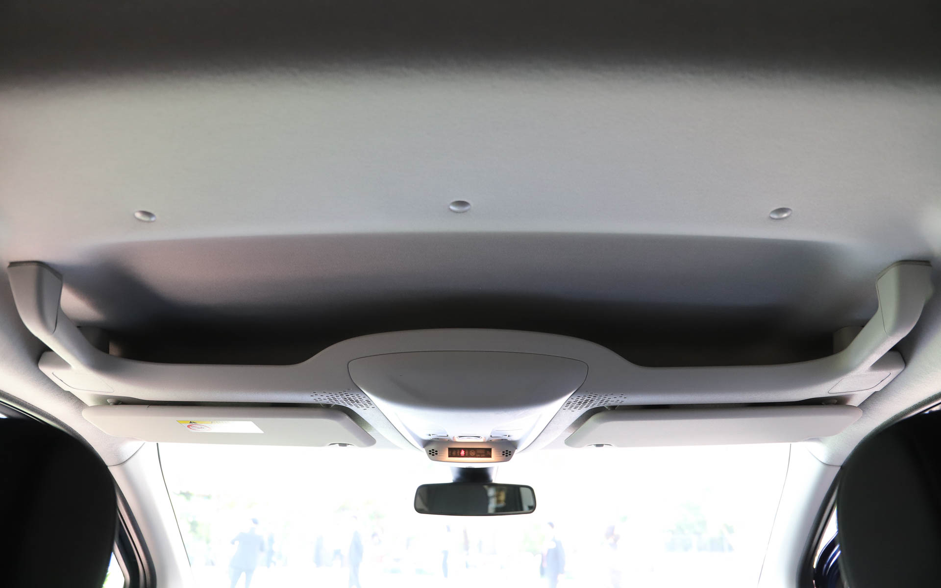 前席頭上に大容量の収納スペースを配置