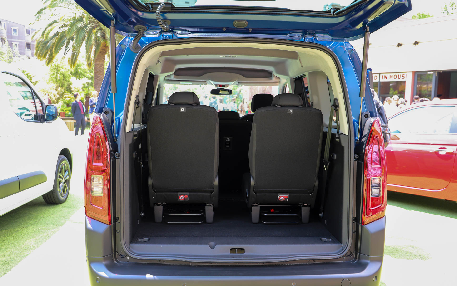 7人乗りモデルのラゲッジ