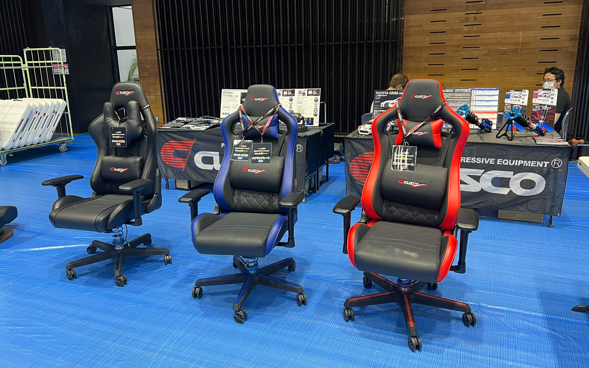 クスコブランドで知られるキャロッセは、ゲーミングチェアにサスペンションを組み込み、硬さの違いを体感できるようにしていた