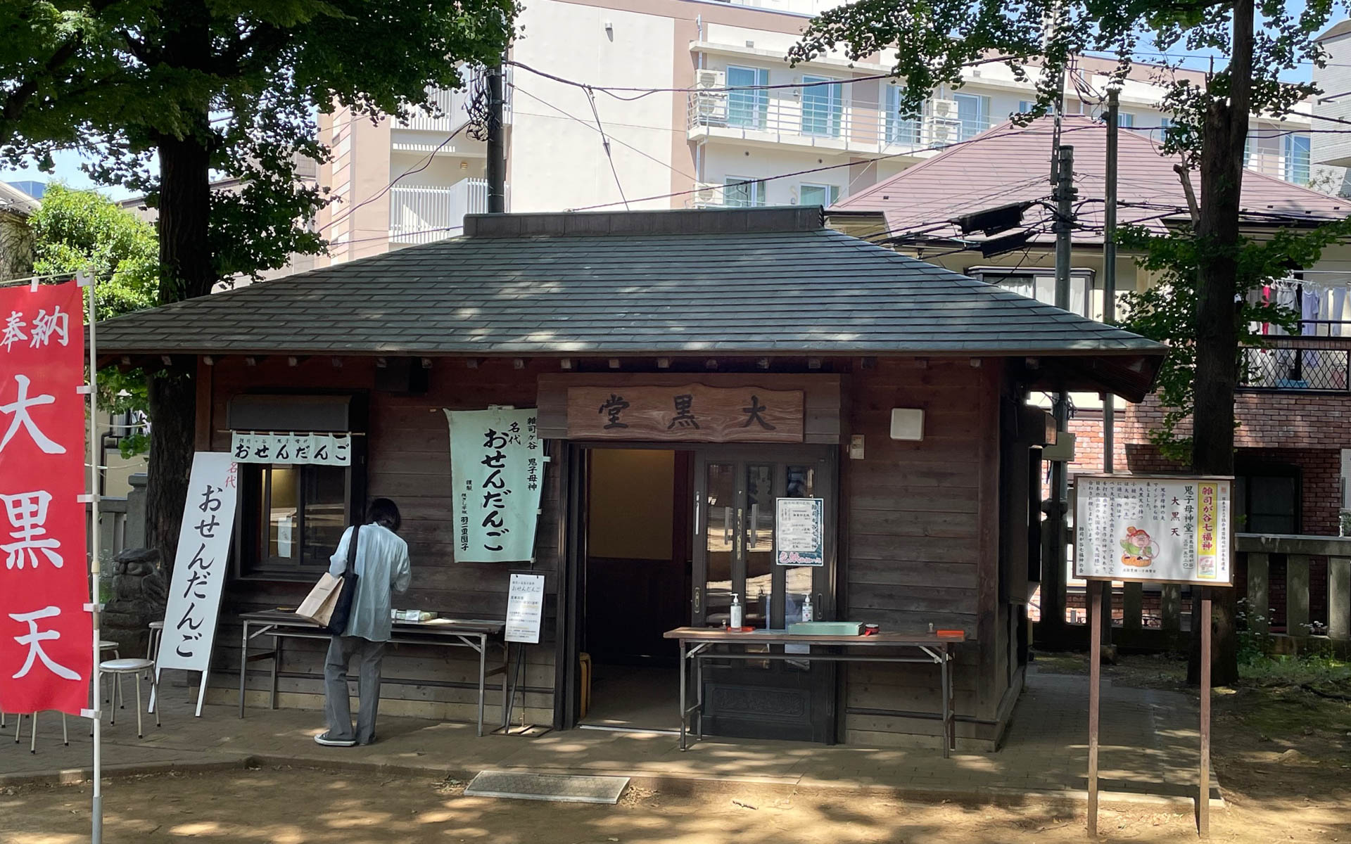 境内に1軒だけある団子屋さん。境内にあるだけでも珍しい。「おせんだんご」という名前も歴史を感じさせます。時間限定、本数限定です