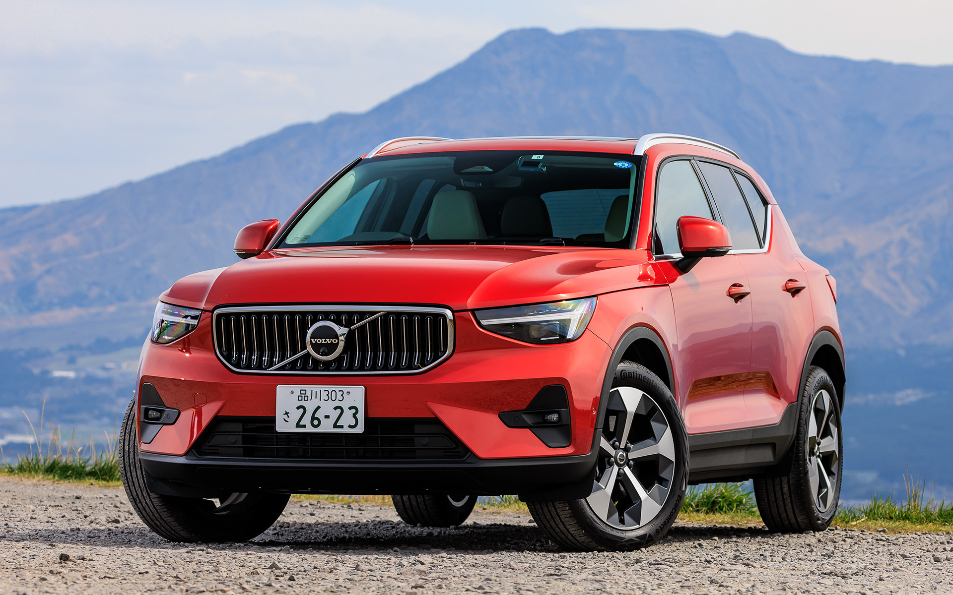 今回の試乗車は「XC40 ULTIMATE B4 AWD」（579万円）。XC40は2022年7月にデビュー以来初となるフェイスリフトを実施。シャープなデザインを特徴とする新デザインのヘッドライトが与えられ、フロントフェイスはより端正な印象へと進化するとともに、新しい外装色が設定された。ボディサイズは4440×1875×1655mm（全長×全幅×全高）、ホイールベースは2700mm。足下は19インチアルミホイールにコンチネンタル「エココンタクト6」（235/50R19）をセット