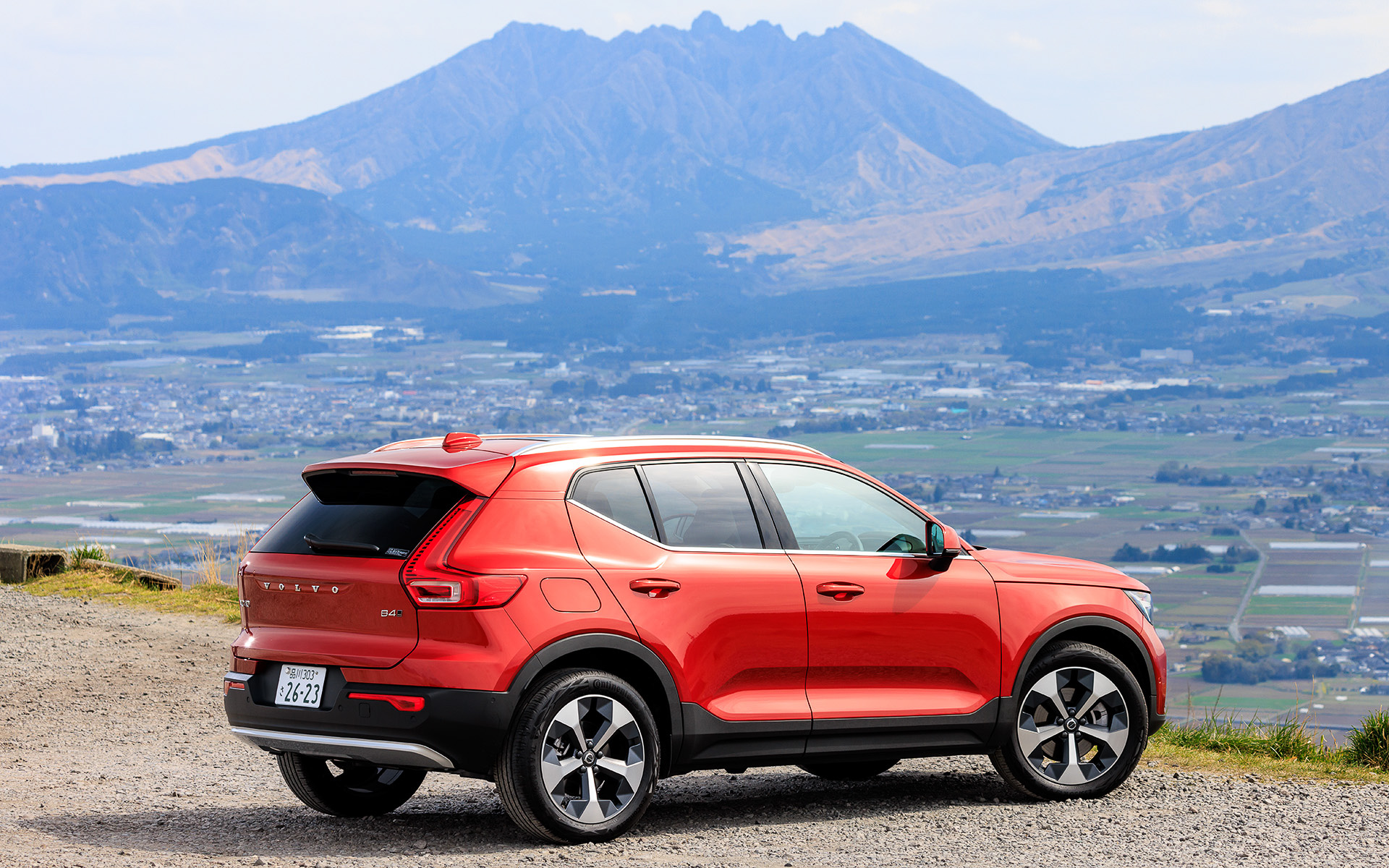 今回の試乗車は「XC40 ULTIMATE B4 AWD」（579万円）。XC40は2022年7月にデビュー以来初となるフェイスリフトを実施。シャープなデザインを特徴とする新デザインのヘッドライトが与えられ、フロントフェイスはより端正な印象へと進化するとともに、新しい外装色が設定された。ボディサイズは4440×1875×1655mm（全長×全幅×全高）、ホイールベースは2700mm。足下は19インチアルミホイールにコンチネンタル「エココンタクト6」（235/50R19）をセット