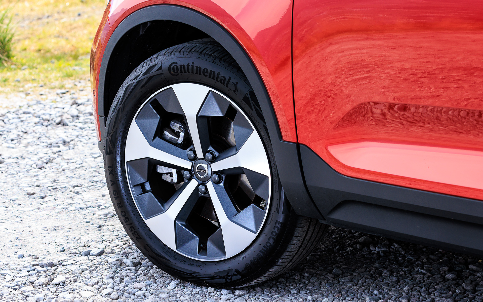 今回の試乗車は「XC40 ULTIMATE B4 AWD」（579万円）。XC40は2022年7月にデビュー以来初となるフェイスリフトを実施。シャープなデザインを特徴とする新デザインのヘッドライトが与えられ、フロントフェイスはより端正な印象へと進化するとともに、新しい外装色が設定された。ボディサイズは4440×1875×1655mm（全長×全幅×全高）、ホイールベースは2700mm。足下は19インチアルミホイールにコンチネンタル「エココンタクト6」（235/50R19）をセット