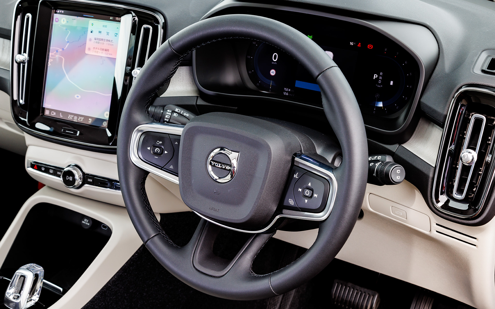 フェイスリフトに伴いGoogle搭載インフォテイメントを全車標準装備するとともに、ドライバーディスプレイ（メーターパネル）のデザインを一新