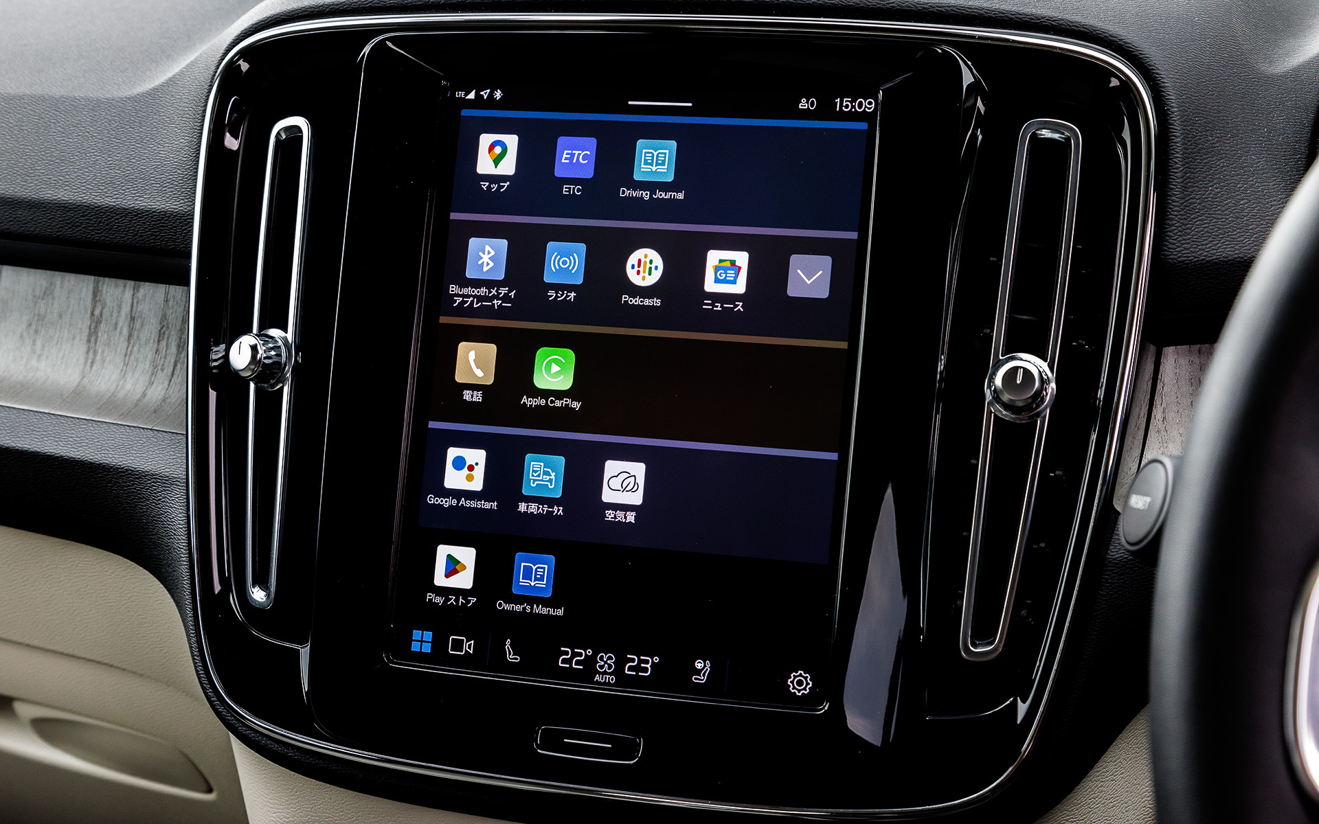 フェイスリフトに伴いGoogle搭載インフォテイメントを全車標準装備するとともに、ドライバーディスプレイ（メーターパネル）のデザインを一新