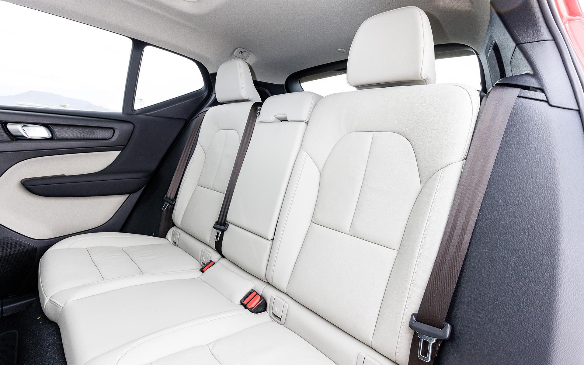 フェイスリフトに伴いGoogle搭載インフォテイメントを全車標準装備するとともに、ドライバーディスプレイ（メーターパネル）のデザインを一新