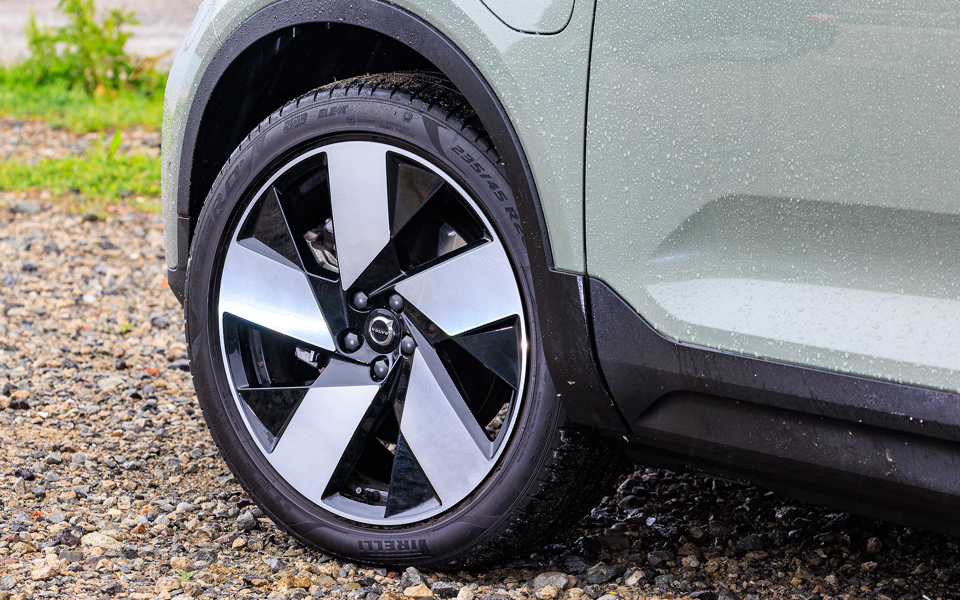 XC40 RECHARGE Ultimate TWIN MOTORでは20インチアルミホイールにピレリ「P ZERO」を組み合わせる。サイズはフロント235/45R20、リア255/40R20