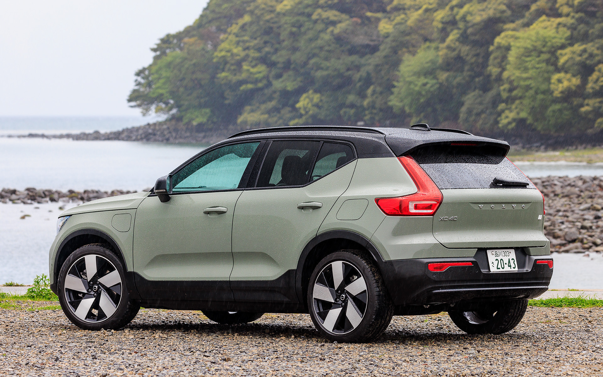 前輪と後輪それぞれにモーターを搭載し、合計最高出力は300kW（408PS）/4350-1万3900rpm、最大トルク660Nm（67.3kgfm）/0-4350rpmを発生。搭載する駆動用バッテリ容量は78kWhで、一充電あたりの航続可能距離は484km