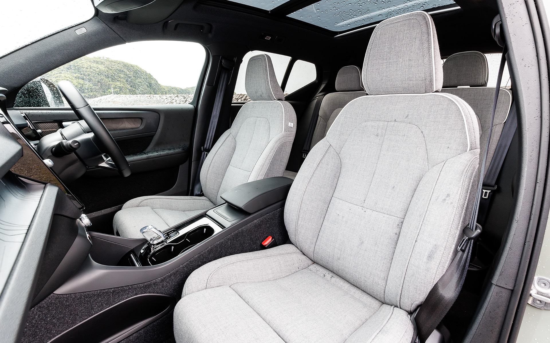 インテリアはレザー（本革）フリーとして、一部にリサイクル素材が使用されたスウェードテキスタイルと、洗練された感触のハイテク合成素材であるマイクロテックを組み合わせた新シート素材を採用。UltimateグレードはピクセルLEDヘッドライトや20インチアルミホイールとともに、プレミアムサウンドオーディオシステムも標準装備する