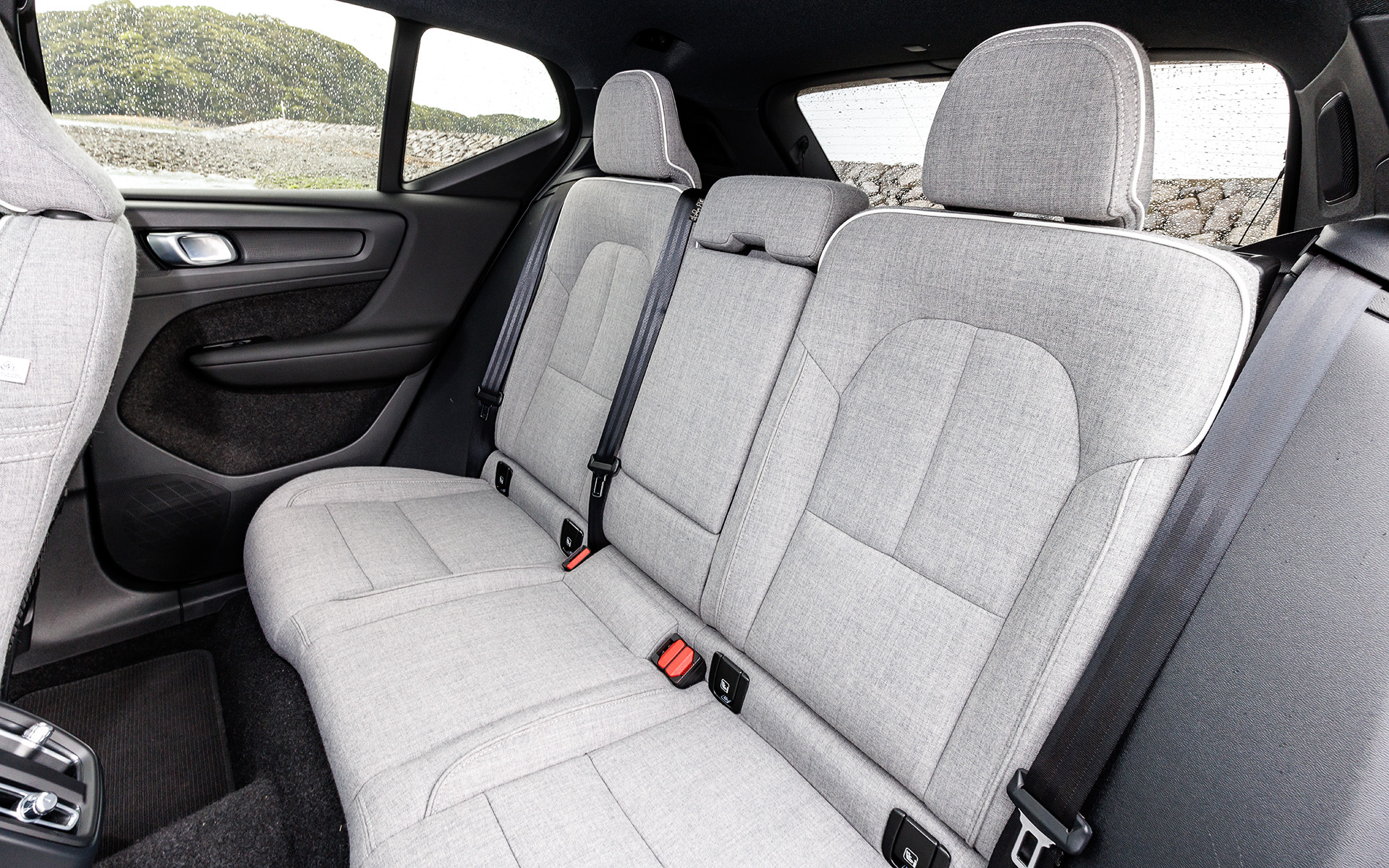 インテリアはレザー（本革）フリーとして、一部にリサイクル素材が使用されたスウェードテキスタイルと、洗練された感触のハイテク合成素材であるマイクロテックを組み合わせた新シート素材を採用。UltimateグレードはピクセルLEDヘッドライトや20インチアルミホイールとともに、プレミアムサウンドオーディオシステムも標準装備する